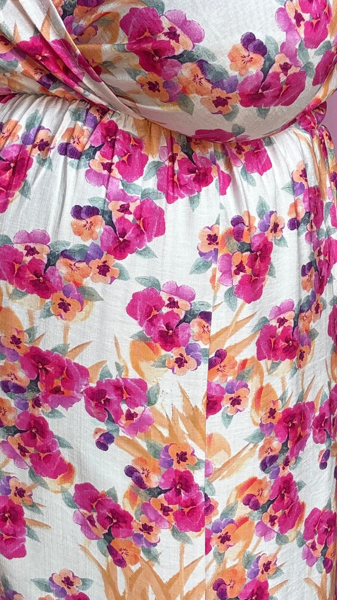 Cette robe grande taille fluide et féminine marie à merveille un fond beige doux avec de jolis motifs fleuris rose orangé,