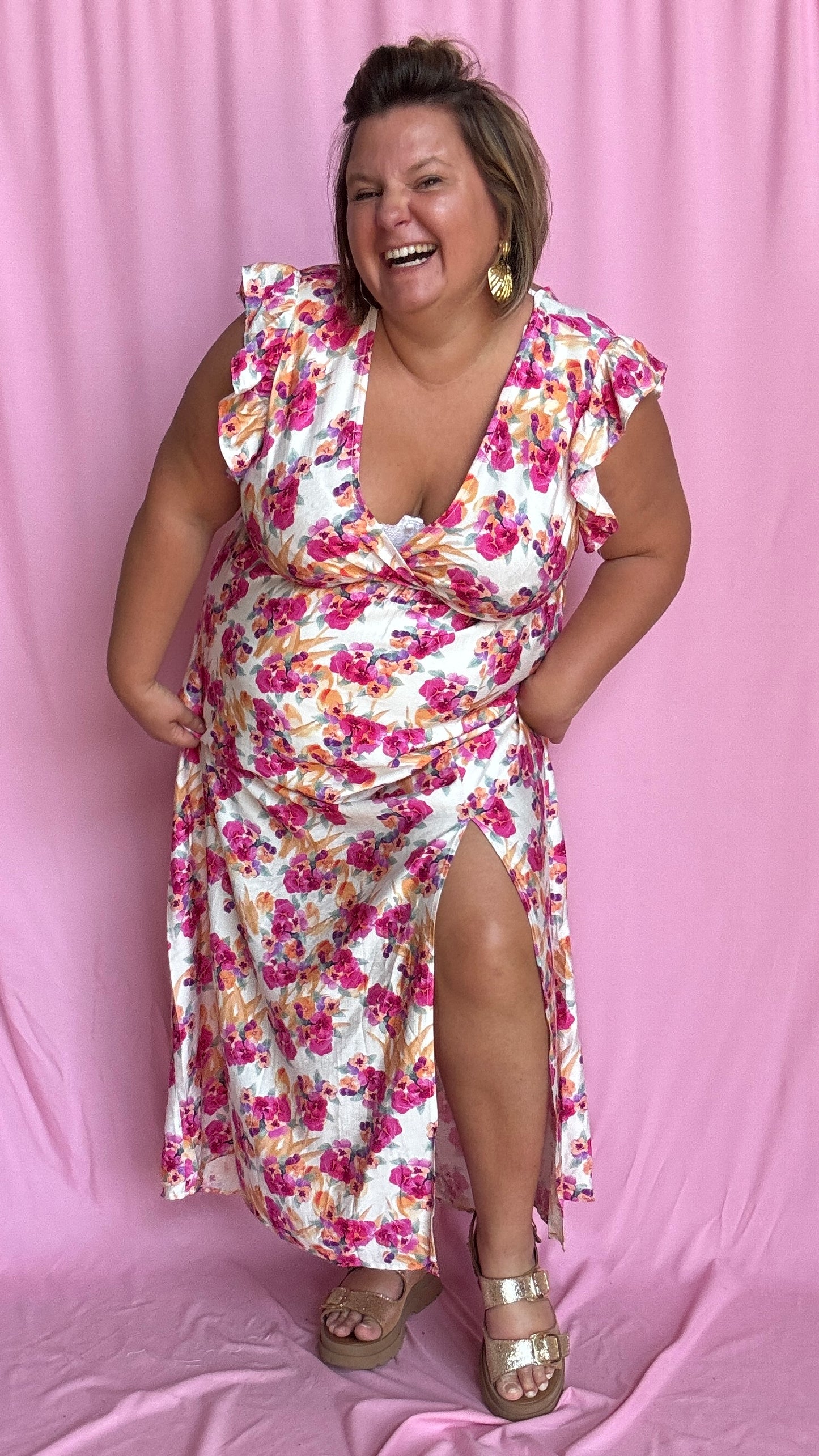 Cette robe grande taille fluide et féminine marie à merveille un fond beige doux avec de jolis motifs fleuris rose orangé,