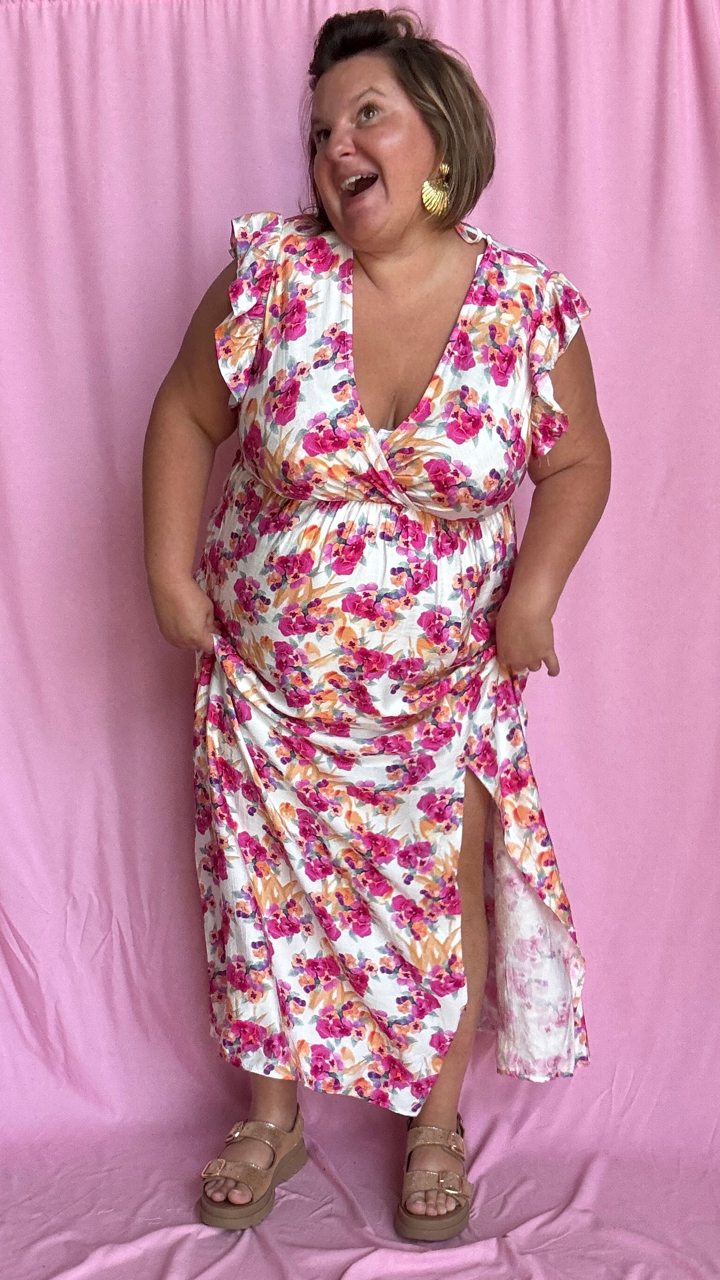 Cette robe grande taille fluide et féminine marie à merveille un fond beige doux avec de jolis motifs fleuris rose orangé,