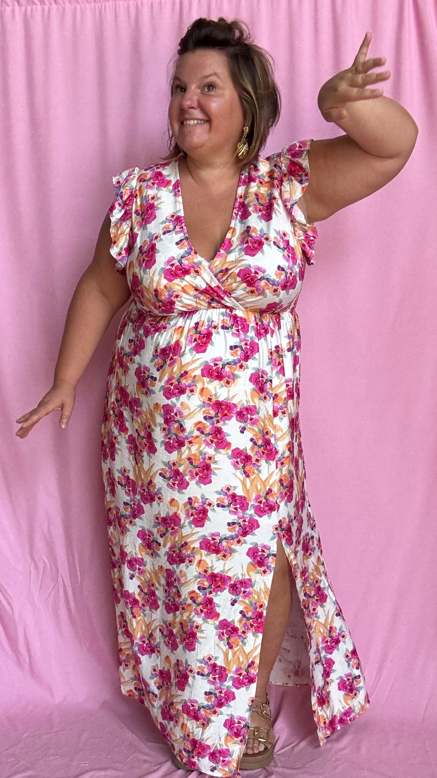Cette robe grande taille fluide et féminine marie à merveille un fond beige doux avec de jolis motifs fleuris rose orangé,