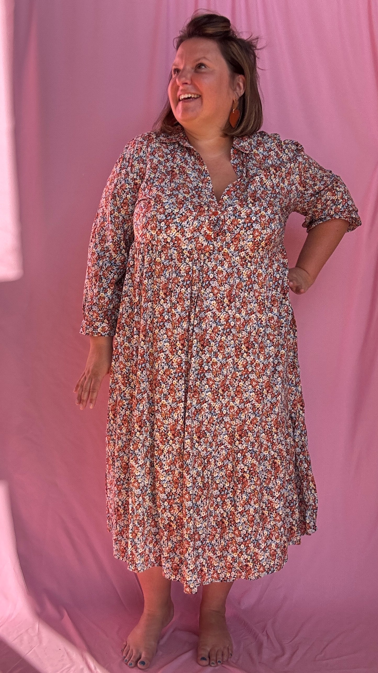 Laisse-toi séduire par cette robe longue grande taille aux motifs fleurs liberty dans des tons camel, beige et bleu ciel, à la fois doux et lumineux.