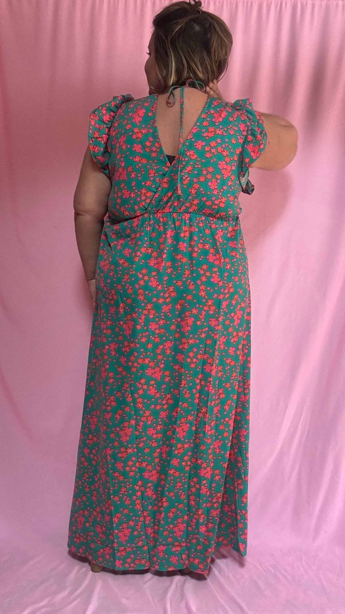Une robe longue grande taille aux couleurs douces et fraîches (bleu et vert) sublimée par de délicats motifs liberty rose orangé