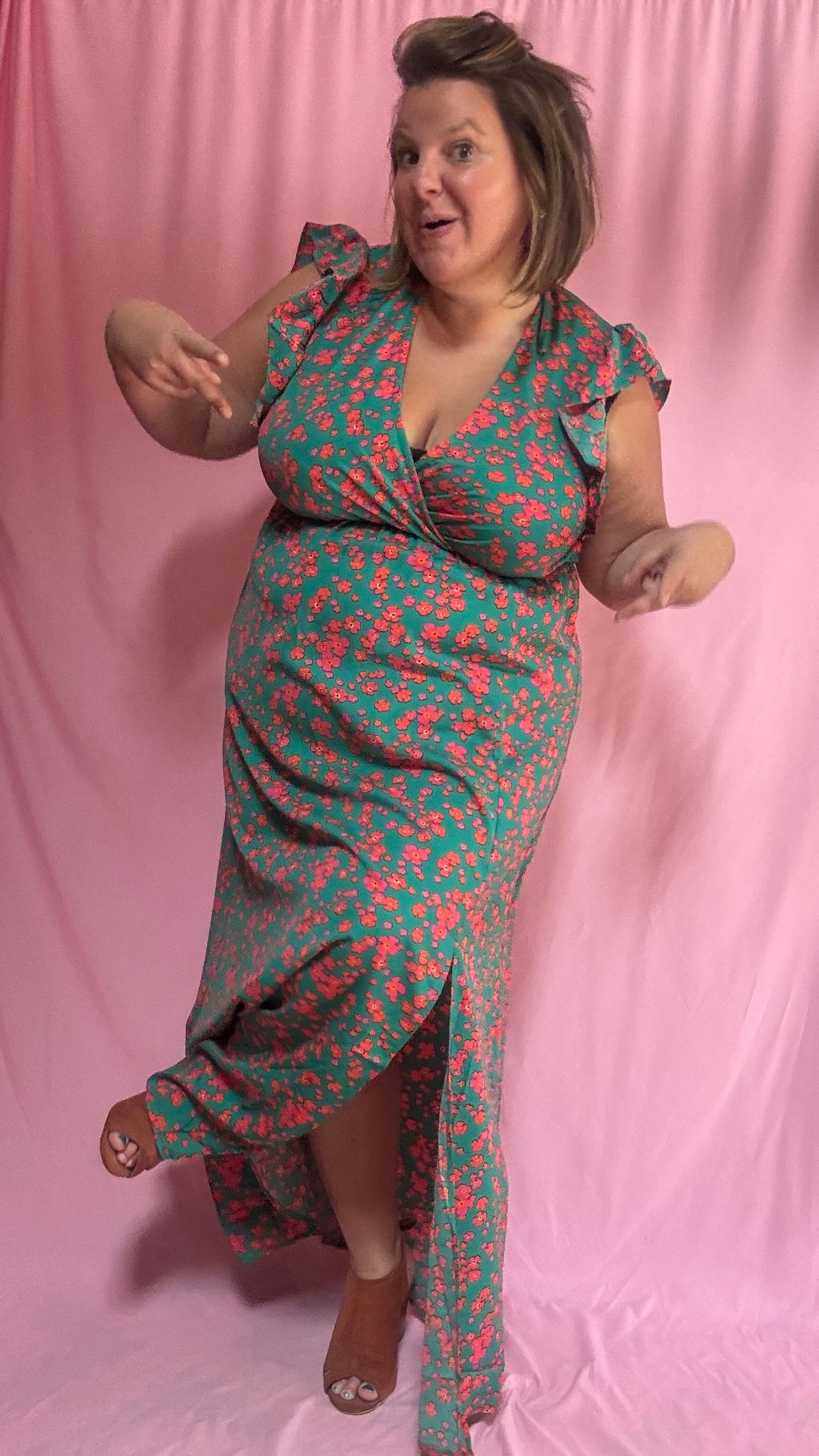 Une robe longue grande taille aux couleurs douces et fraîches (bleu et vert) sublimée par de délicats motifs liberty rose orangé