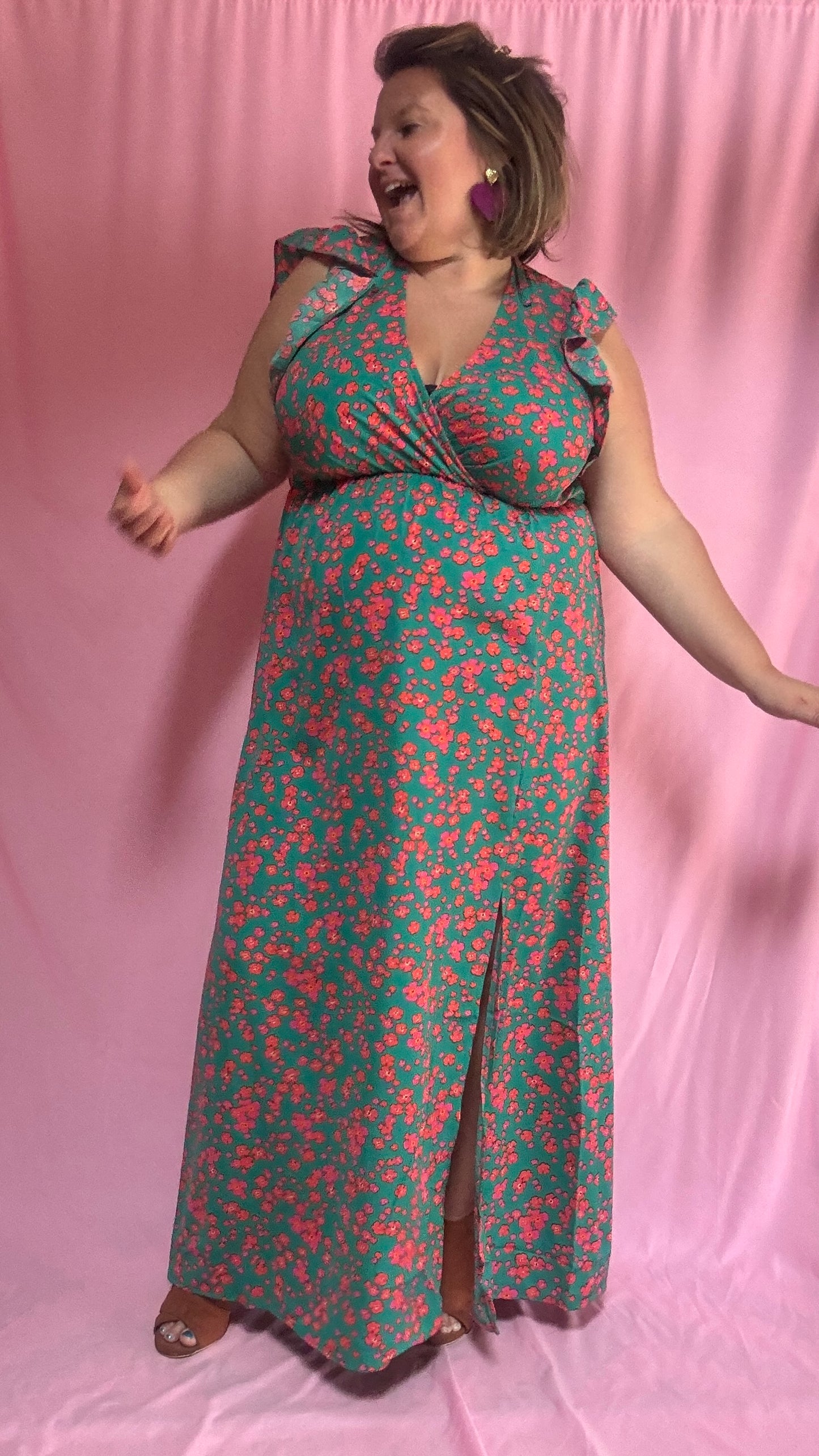 Une robe longue grande taille aux couleurs douces et fraîches (bleu et vert) sublimée par de délicats motifs liberty rose orangé
