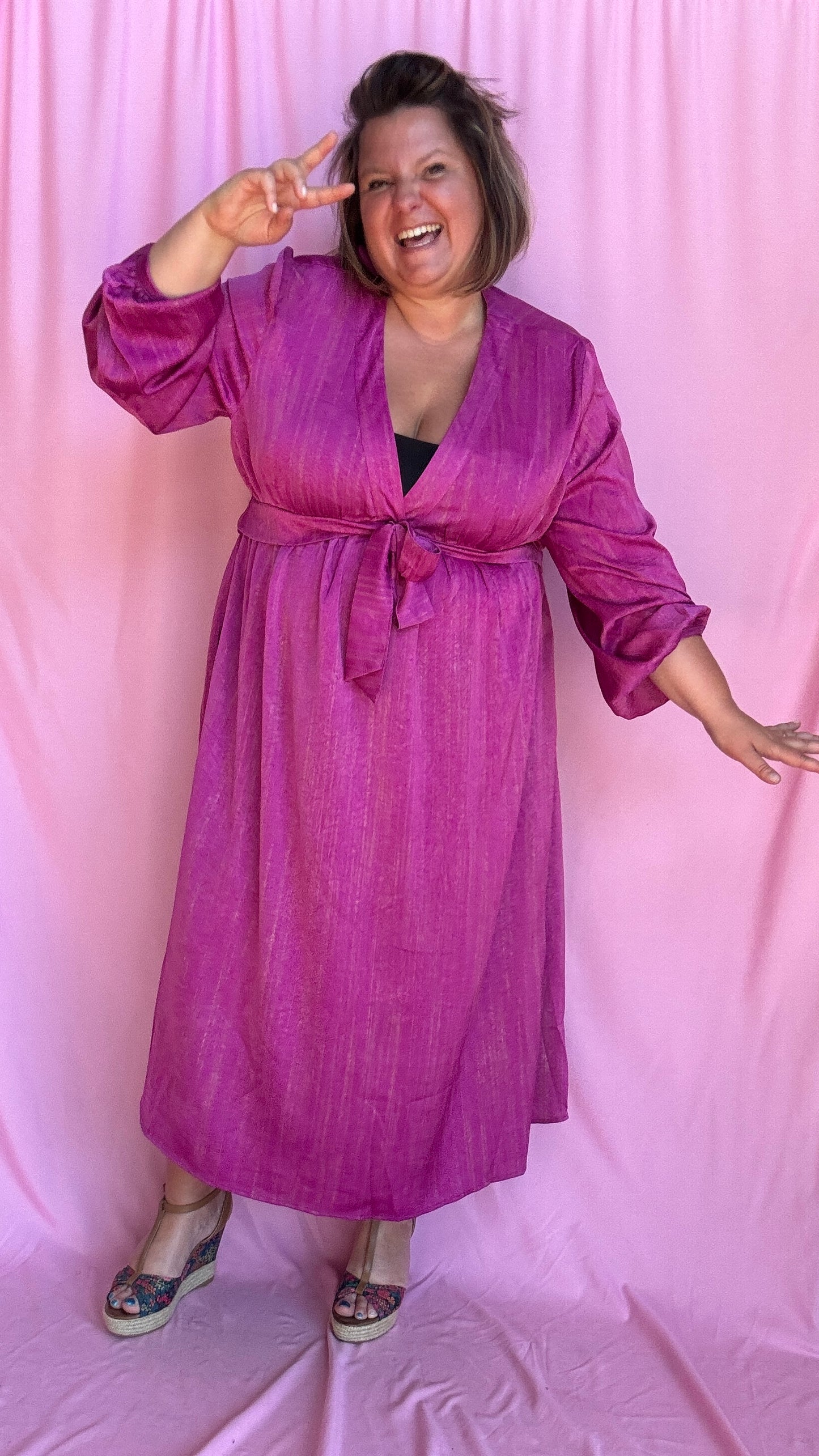 Laissez-vous séduire par cette robe longue grande taille dans une magnifique teinte violet prune, sublimée par de délicats reflets dorés.