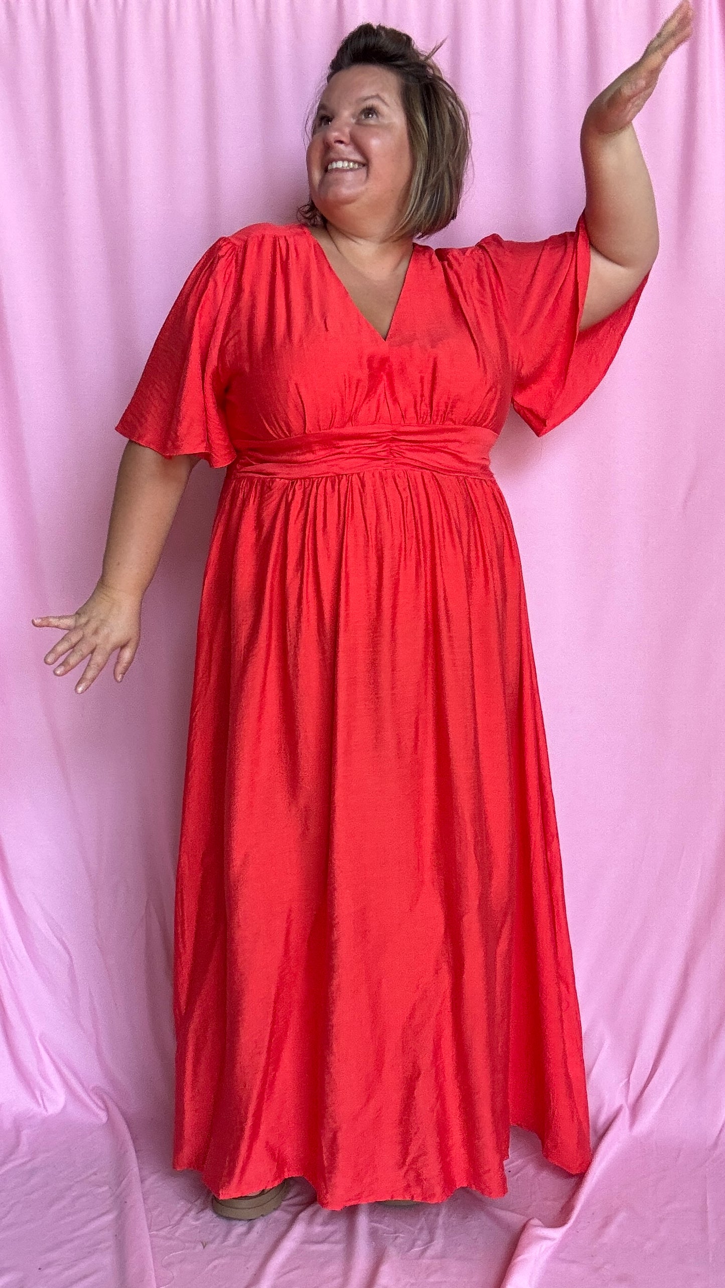 Une robe longue grande taille au charme solaire dans une sublime teinte rouge coquelicot, parfaite pour rayonner en toute simplicité