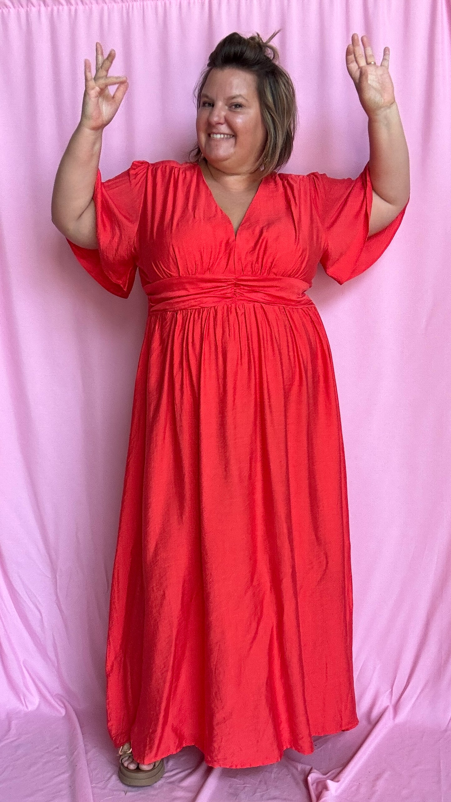 Une robe longue grande taille au charme solaire dans une sublime teinte rouge coquelicot, parfaite pour rayonner en toute simplicité