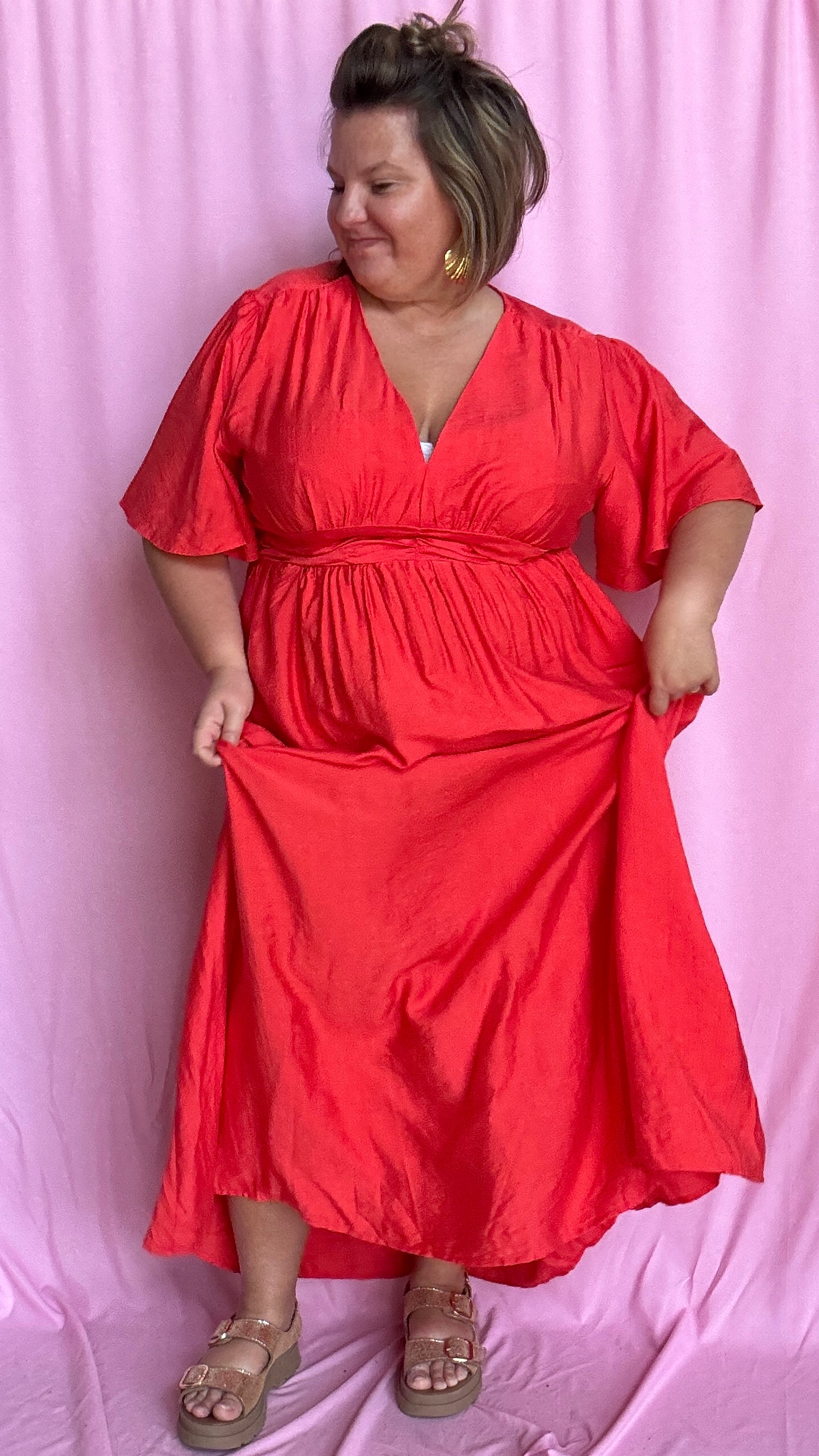 Une robe longue grande taille au charme solaire dans une sublime teinte rouge coquelicot, parfaite pour rayonner en toute simplicité