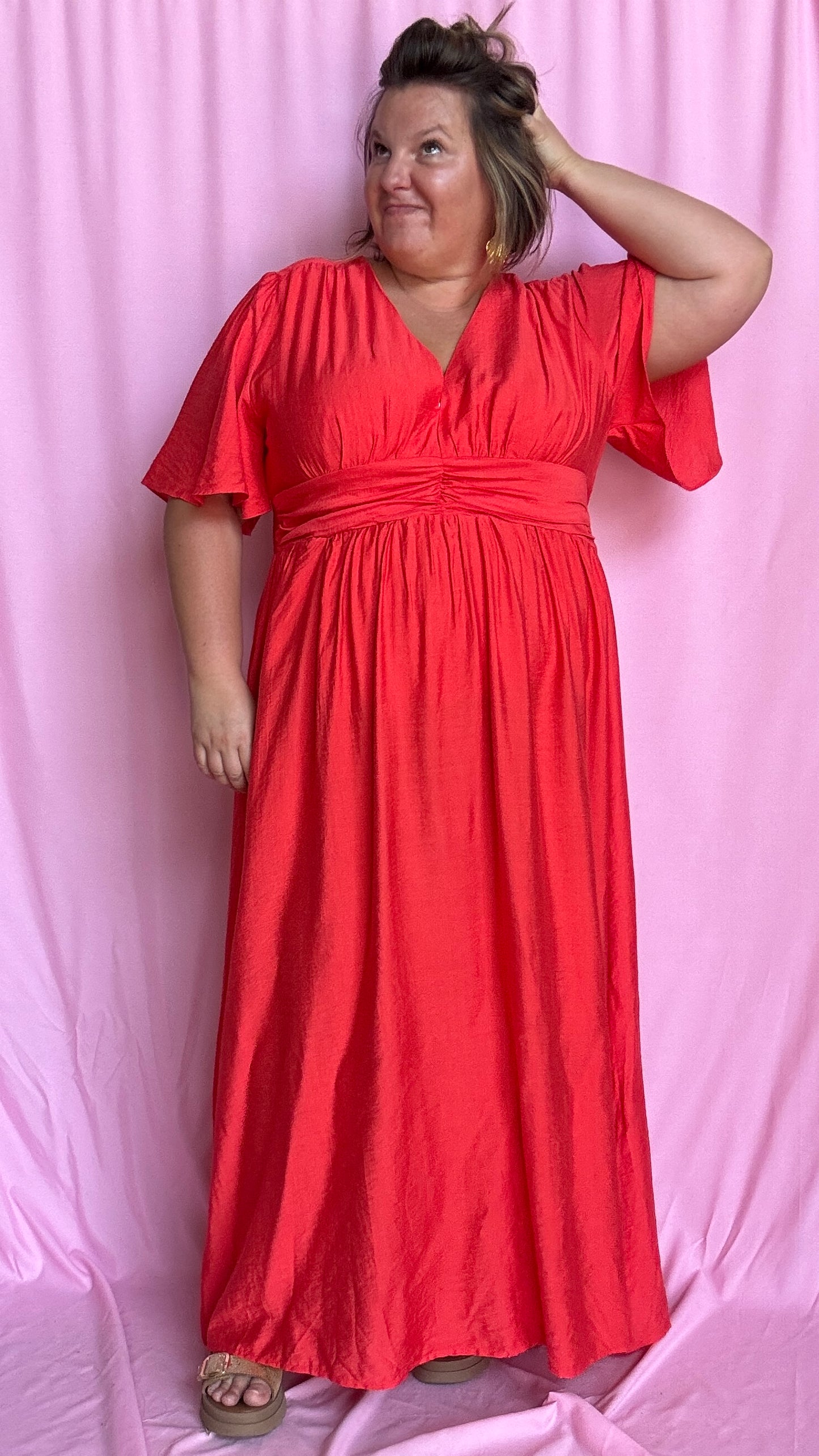 Une robe longue grande taille au charme solaire dans une sublime teinte rouge coquelicot, parfaite pour rayonner en toute simplicité