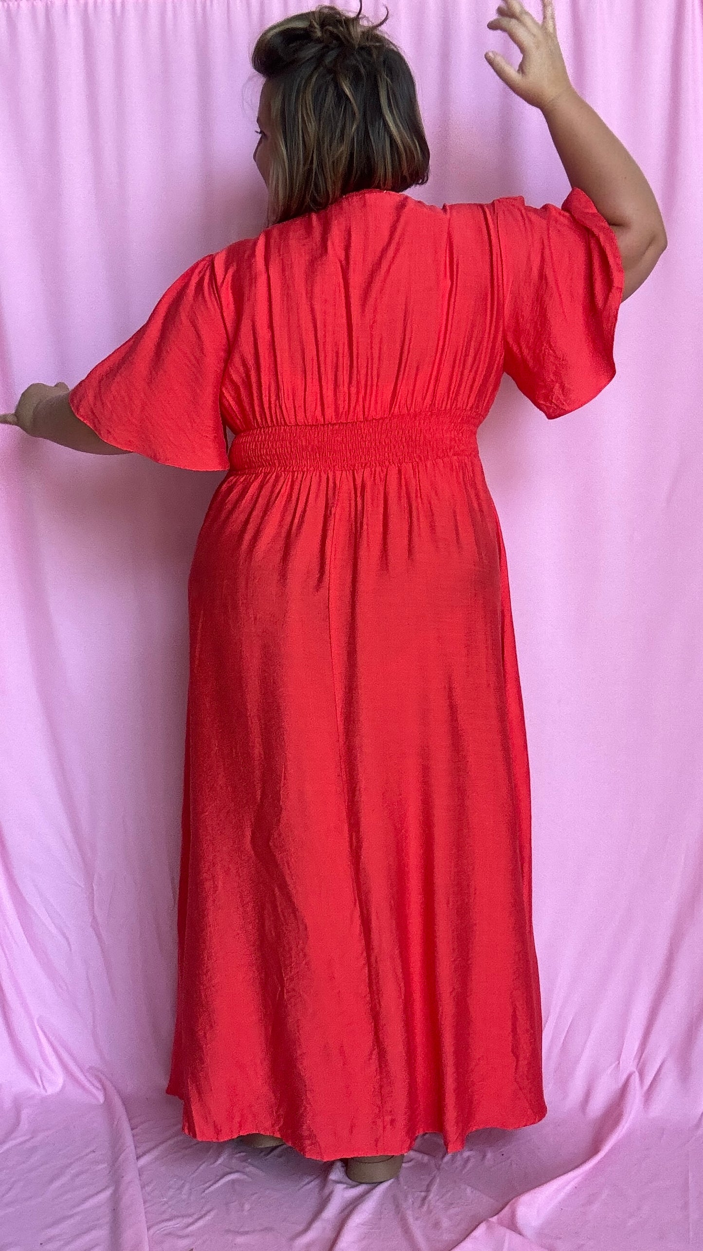 Une robe longue grande taille au charme solaire dans une sublime teinte rouge coquelicot, parfaite pour rayonner en toute simplicité