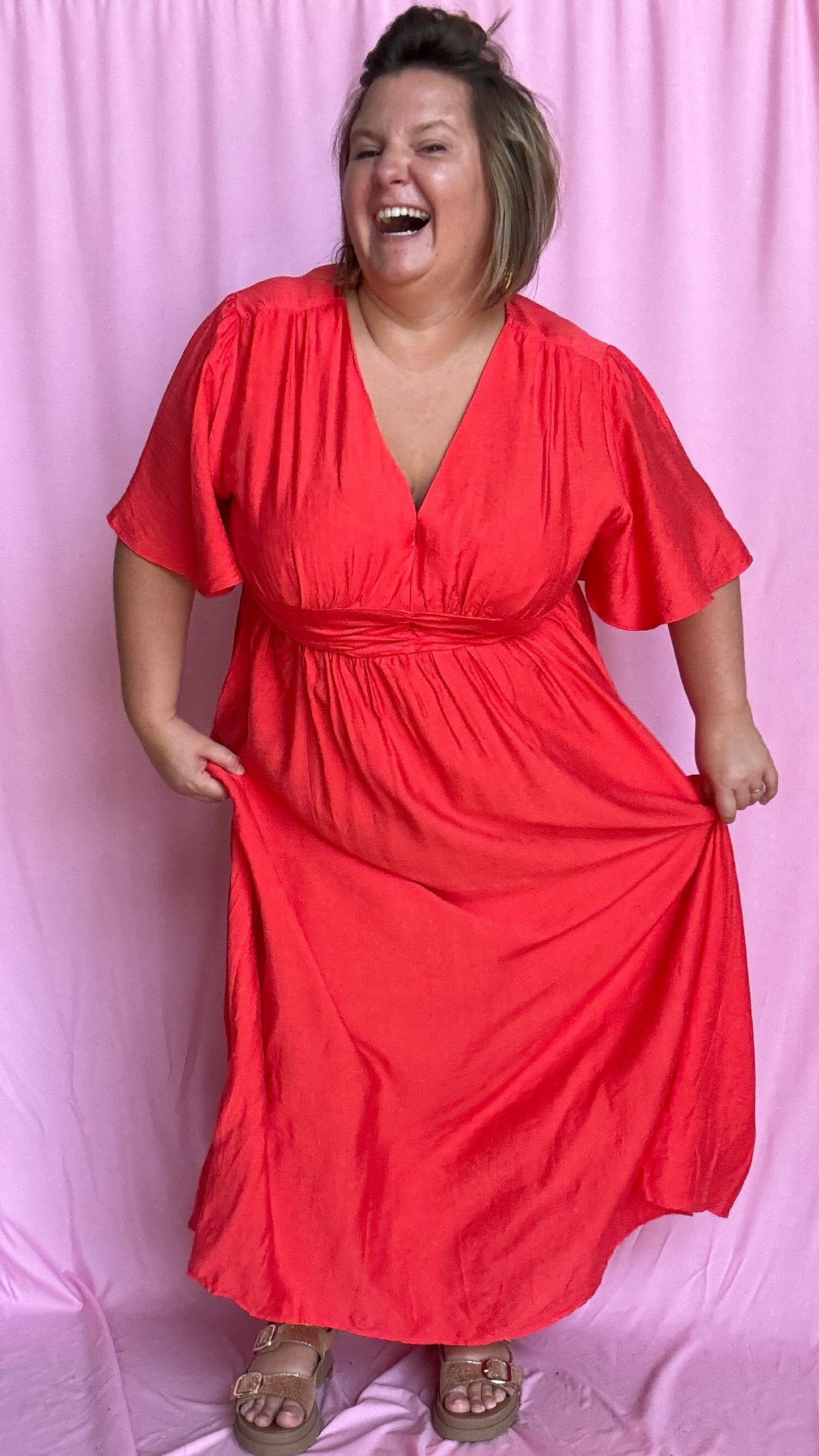 Une robe longue grande taille au charme solaire dans une sublime teinte rouge coquelicot, parfaite pour rayonner en toute simplicité