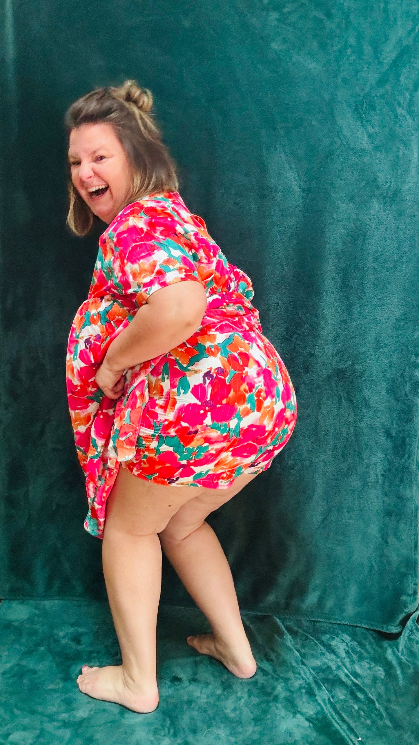 Avec cette robe courte grande taille à motifs fleuris colorés, soyez prête à afficher un style audacieux et confortable en toute occasion. Parfait pour les femmes qui aiment allier élégance et praticité dans leur garde-robe estivale.
