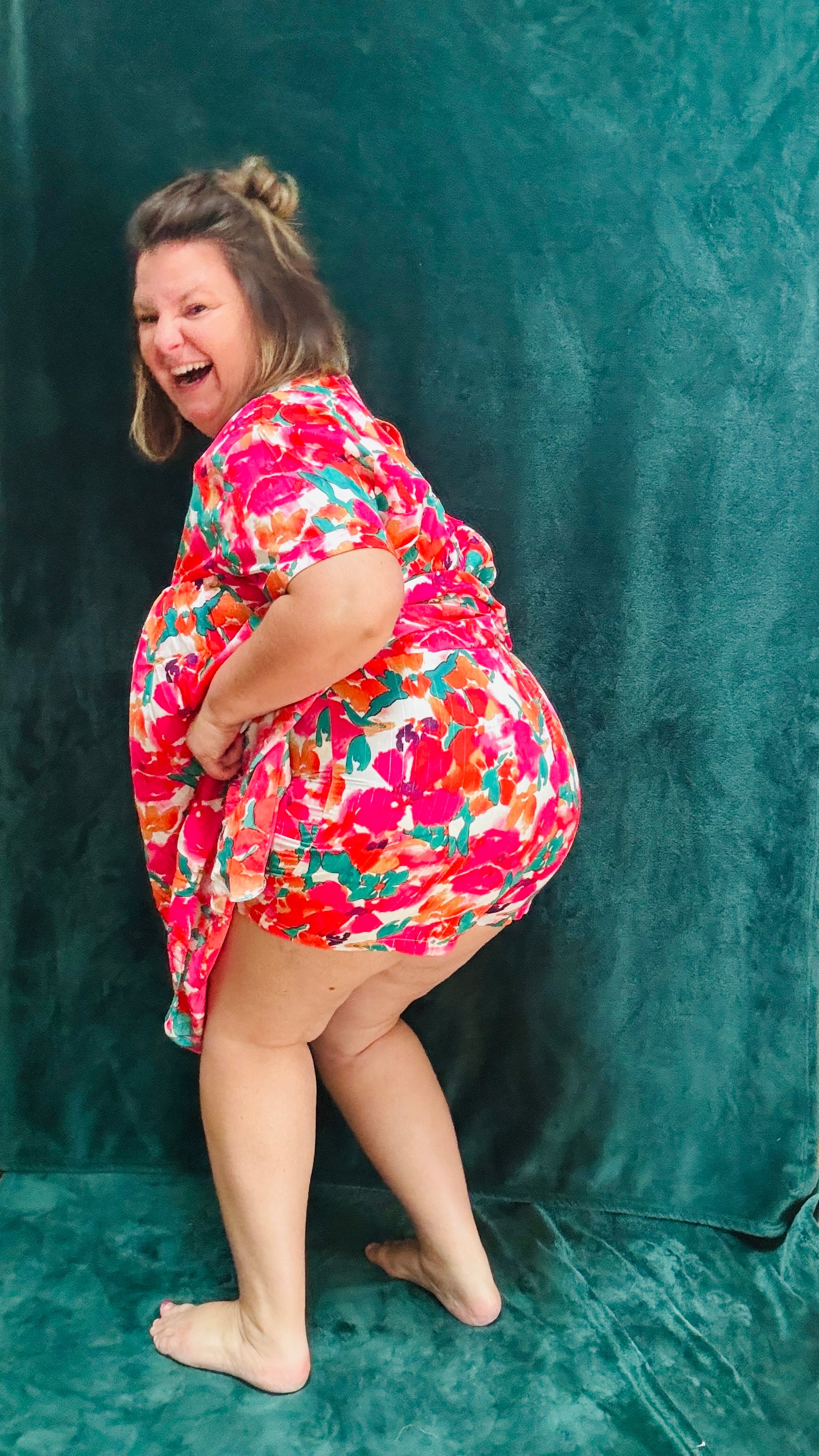 Avec cette robe courte grande taille à motifs fleuris colorés, soyez prête à afficher un style audacieux et confortable en toute occasion. Parfait pour les femmes qui aiment allier élégance et praticité dans leur garde-robe estivale.