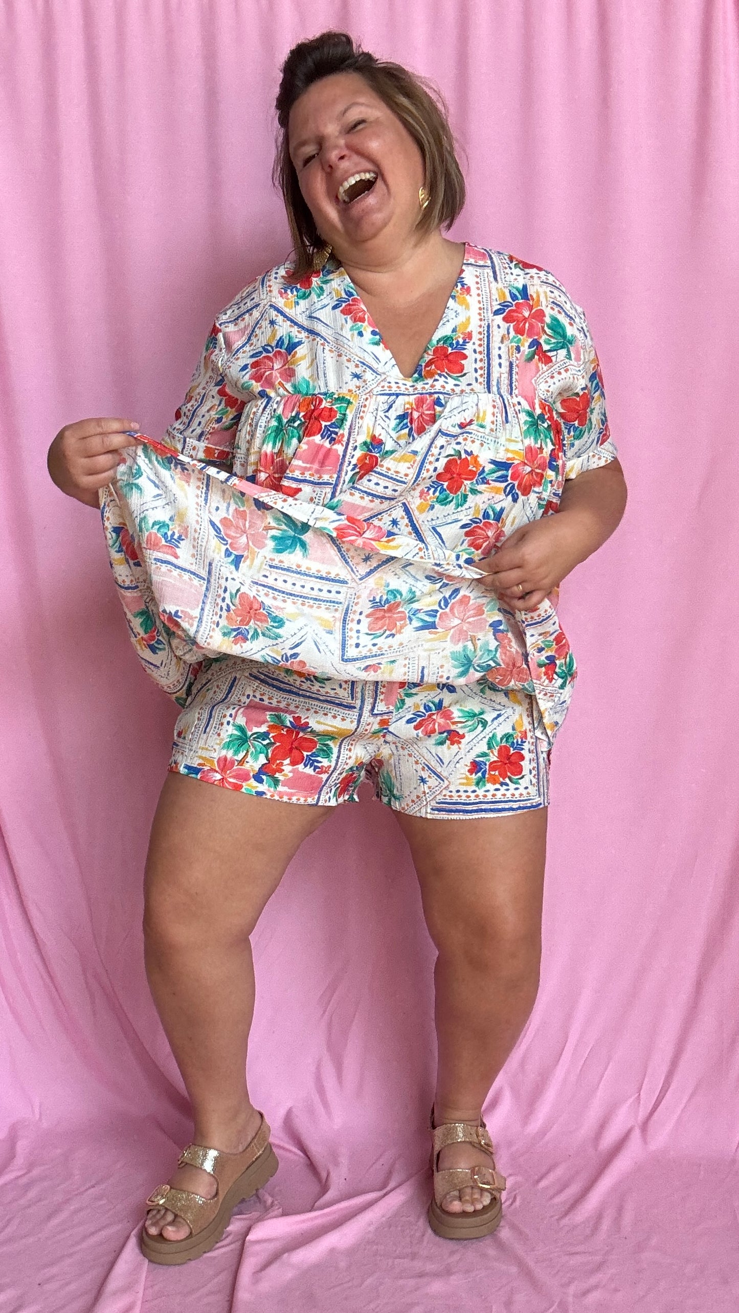 Une pièce ingénieuse et ultra stylée : cette robe-short grande taille aux motifs fleuris rouge vert bleu et jaune associe le confort d’un short à la féminité d’une robe courte droite