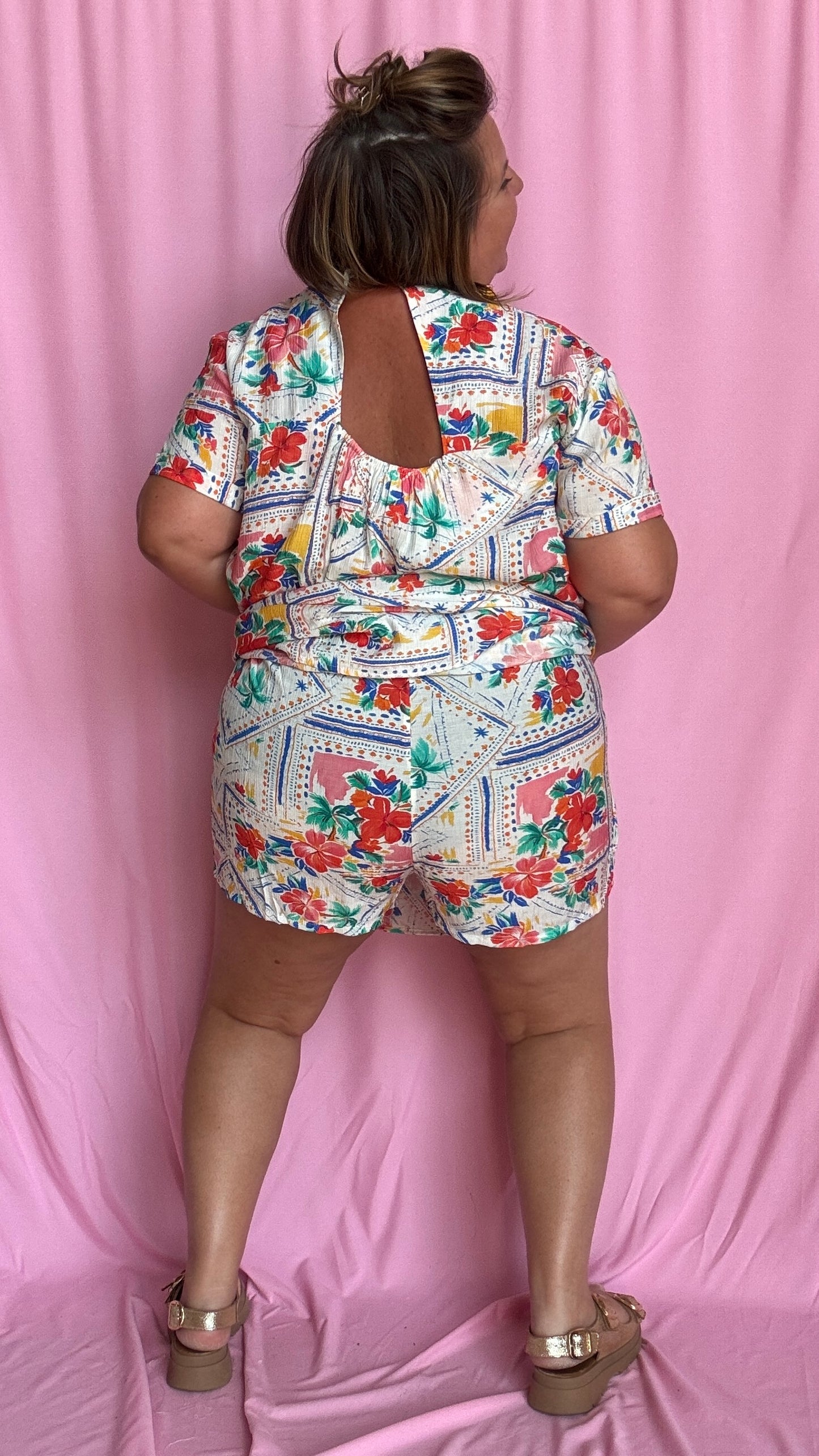 Une pièce ingénieuse et ultra stylée : cette robe-short grande taille aux motifs fleuris rouge vert bleu et jaune associe le confort d’un short à la féminité d’une robe courte droite