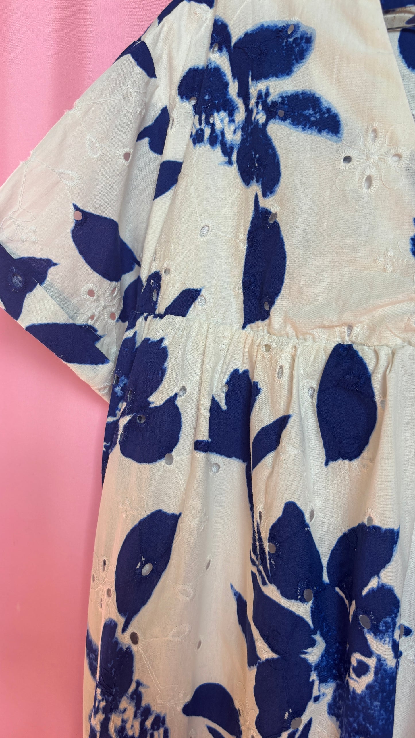 Une robe short grande taille blanche avec broderie feuille bleu marine aussi jolie que pratique