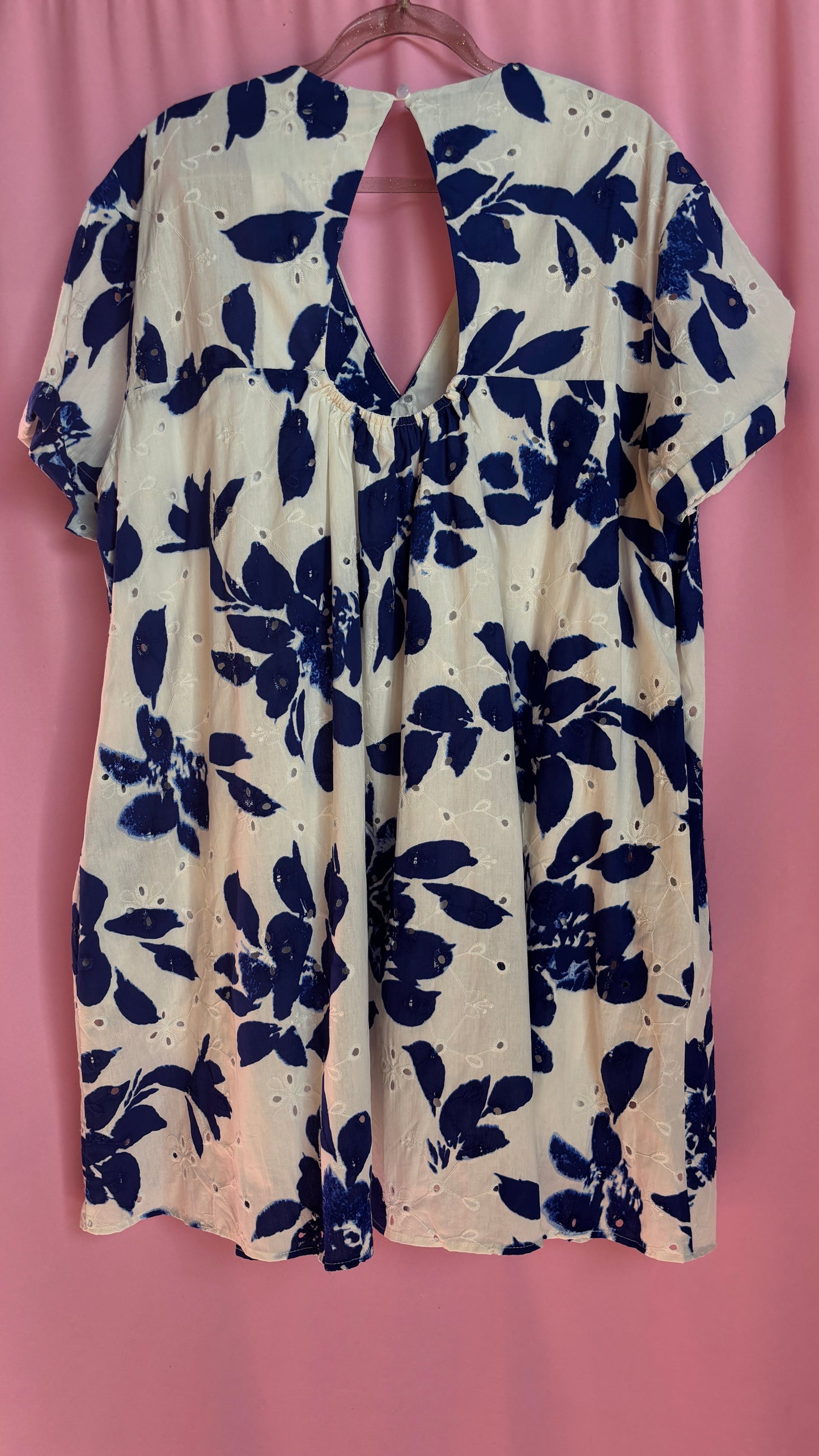 Une robe short grande taille blanche avec broderie feuille bleu marine aussi jolie que pratique