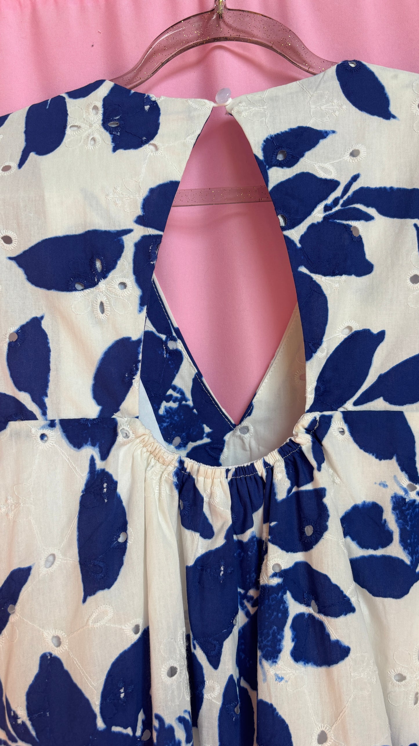 Une robe short grande taille blanche avec broderie feuille bleu marine aussi jolie que pratique