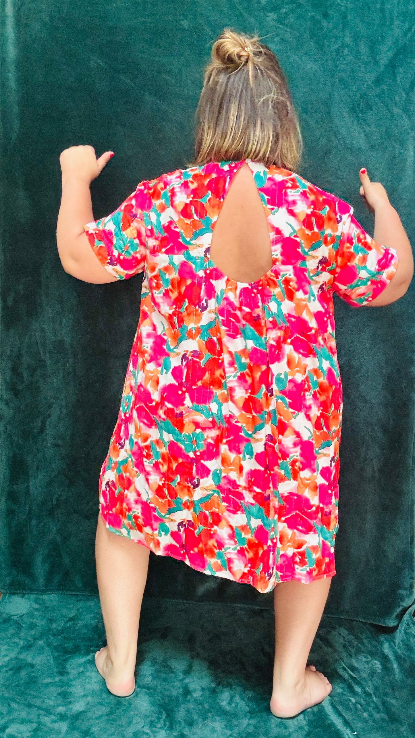 Avec cette robe courte grande taille à motifs fleuris colorés, soyez prête à afficher un style audacieux et confortable en toute occasion. Parfait pour les femmes qui aiment allier élégance et praticité dans leur garde-robe estivale.