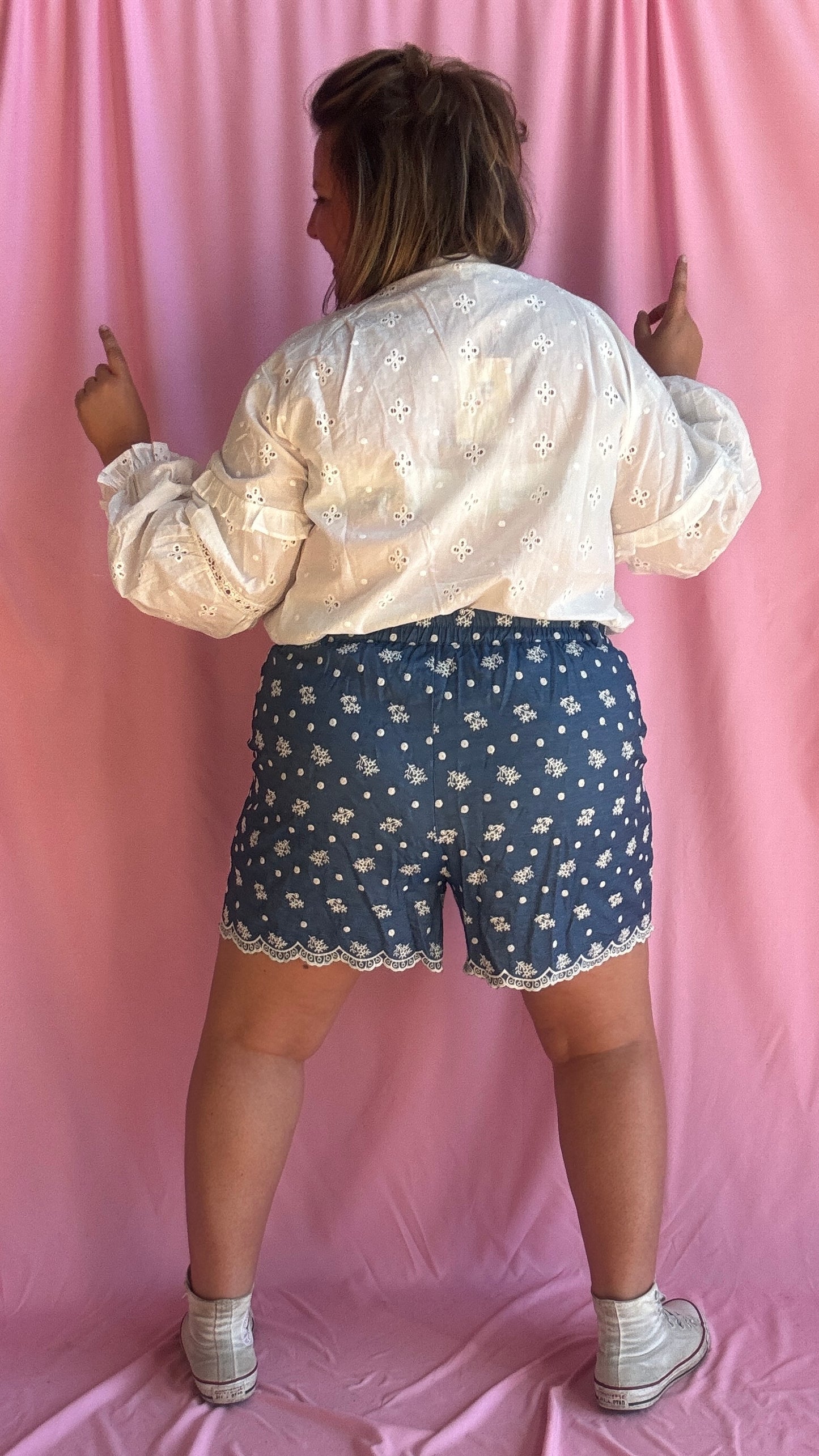 Craquez pour ce short grande taille en bleu jean sublimé par de délicats motifs brodés blancs,