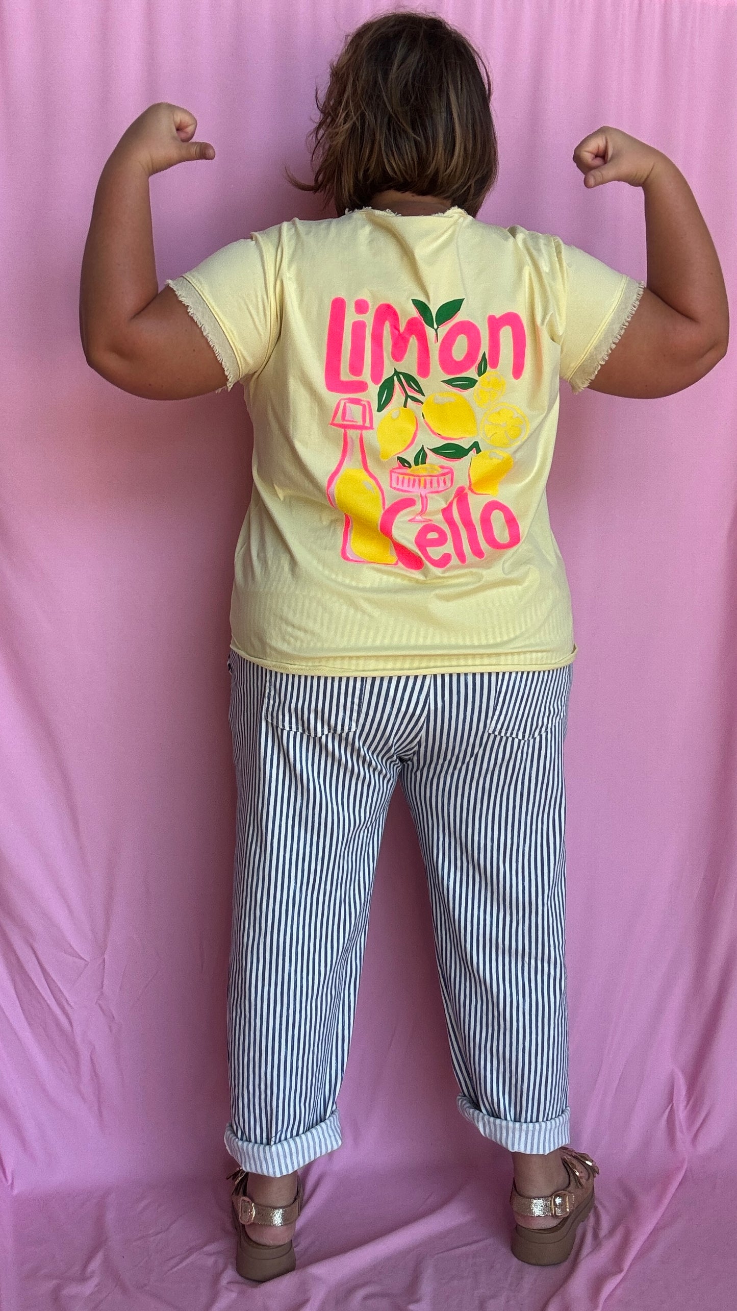 Un tee-shirt grande taille jaune qui respire l'été, la fraîcheur et la bonne humeur , ce modèle Lemoncello apporte une touche fruitée à ton look
