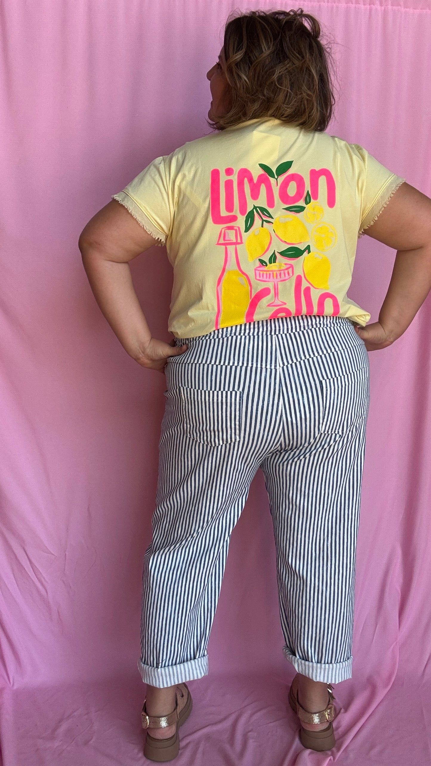 Un tee-shirt grande taille jaune qui respire l'été, la fraîcheur et la bonne humeur , ce modèle Lemoncello apporte une touche fruitée à ton look