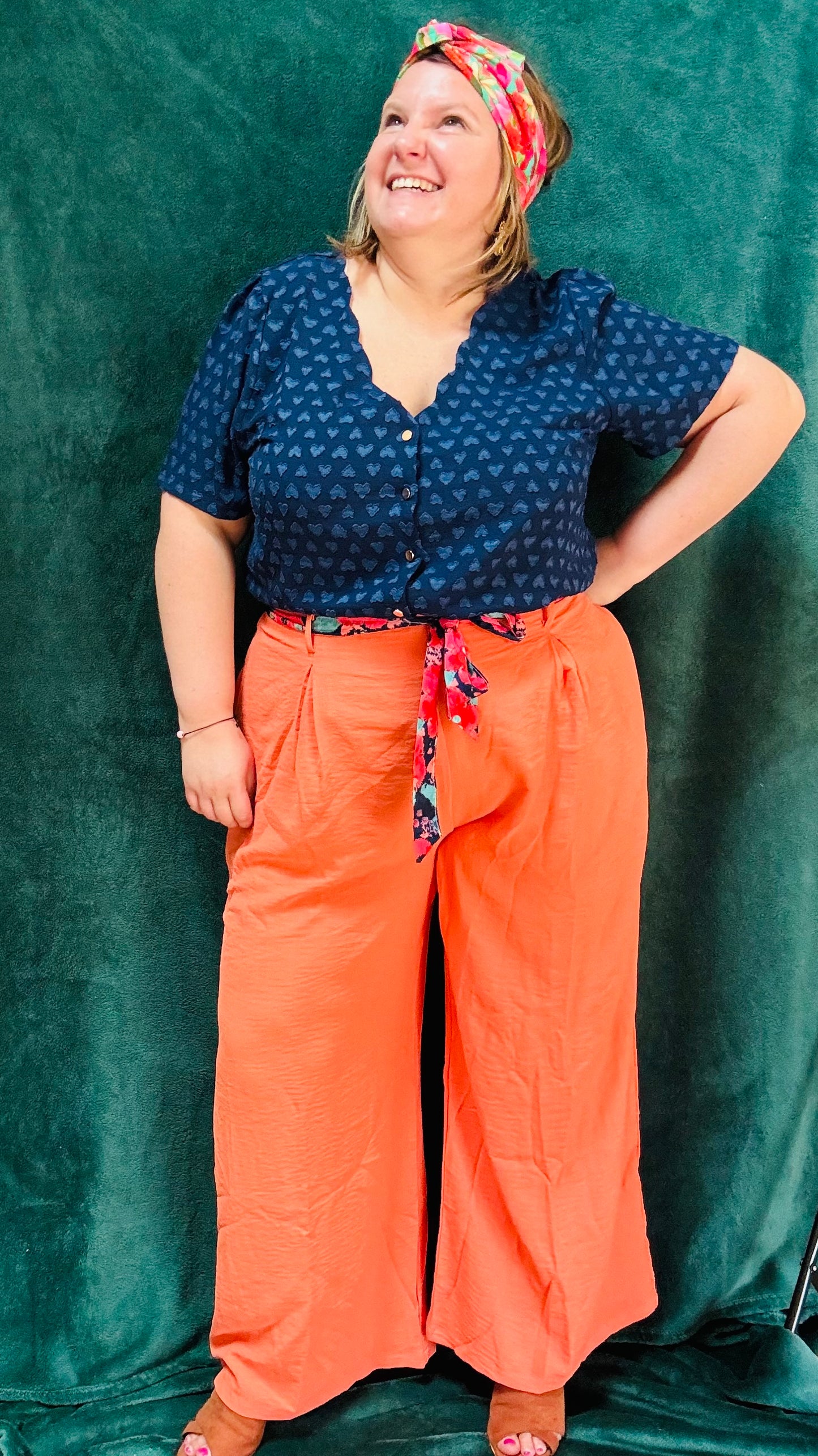 Avec ce haut grande taille uni bleu marine avec petits cœurs en relief, alliez charme et confort pour toutes vos activités quotidiennes. Exprimez votre créativité et profitez d'un ajustement parfait et d'un style incomparable.