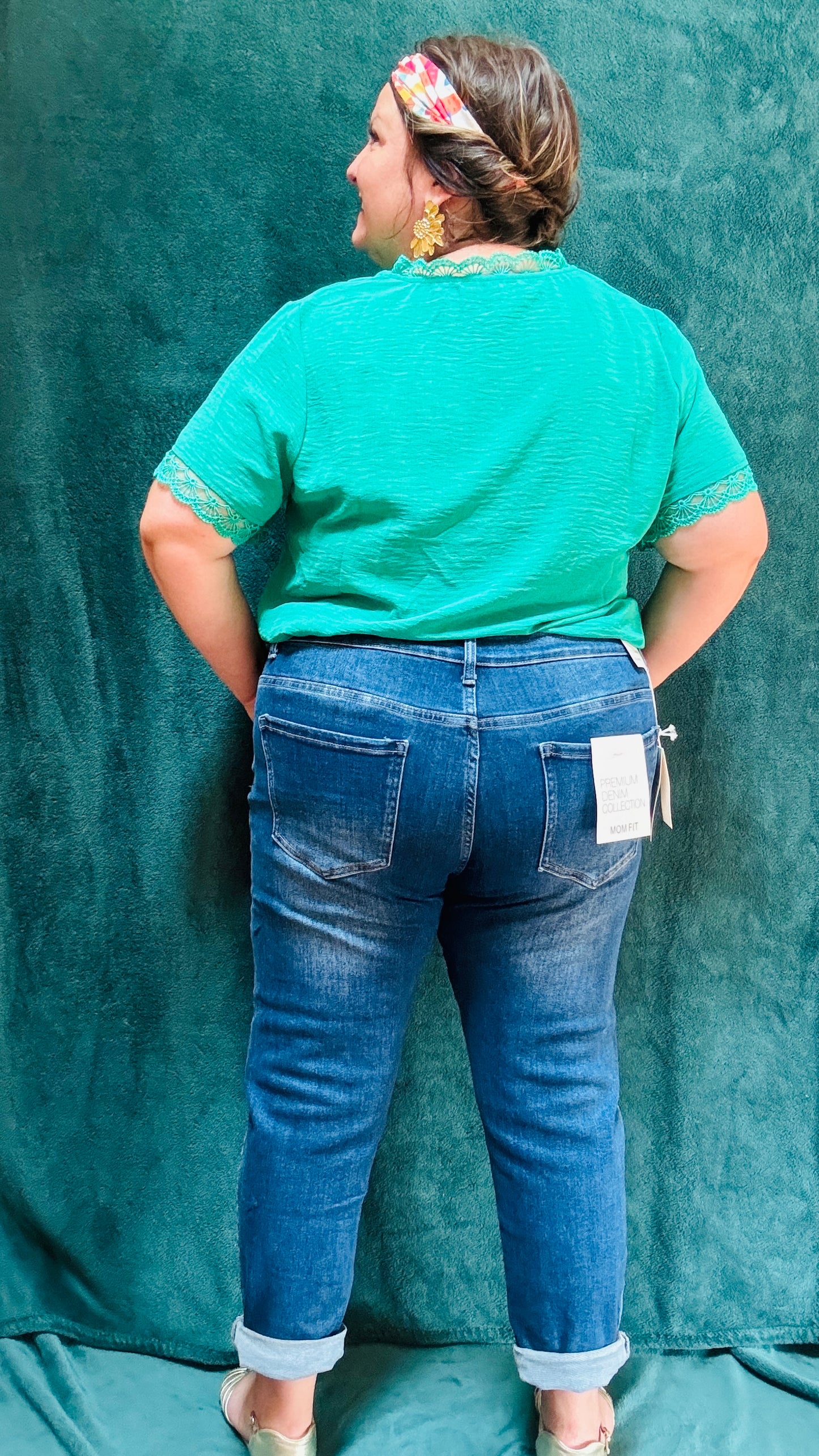Avec ce top grande taille vert gazon à manches courtes, alliez style et confort pour toutes vos occasions. Que ce soit pour une journée de travail ou une sortie décontractée, cette blouse saura vous accompagner avec élégance et praticité.