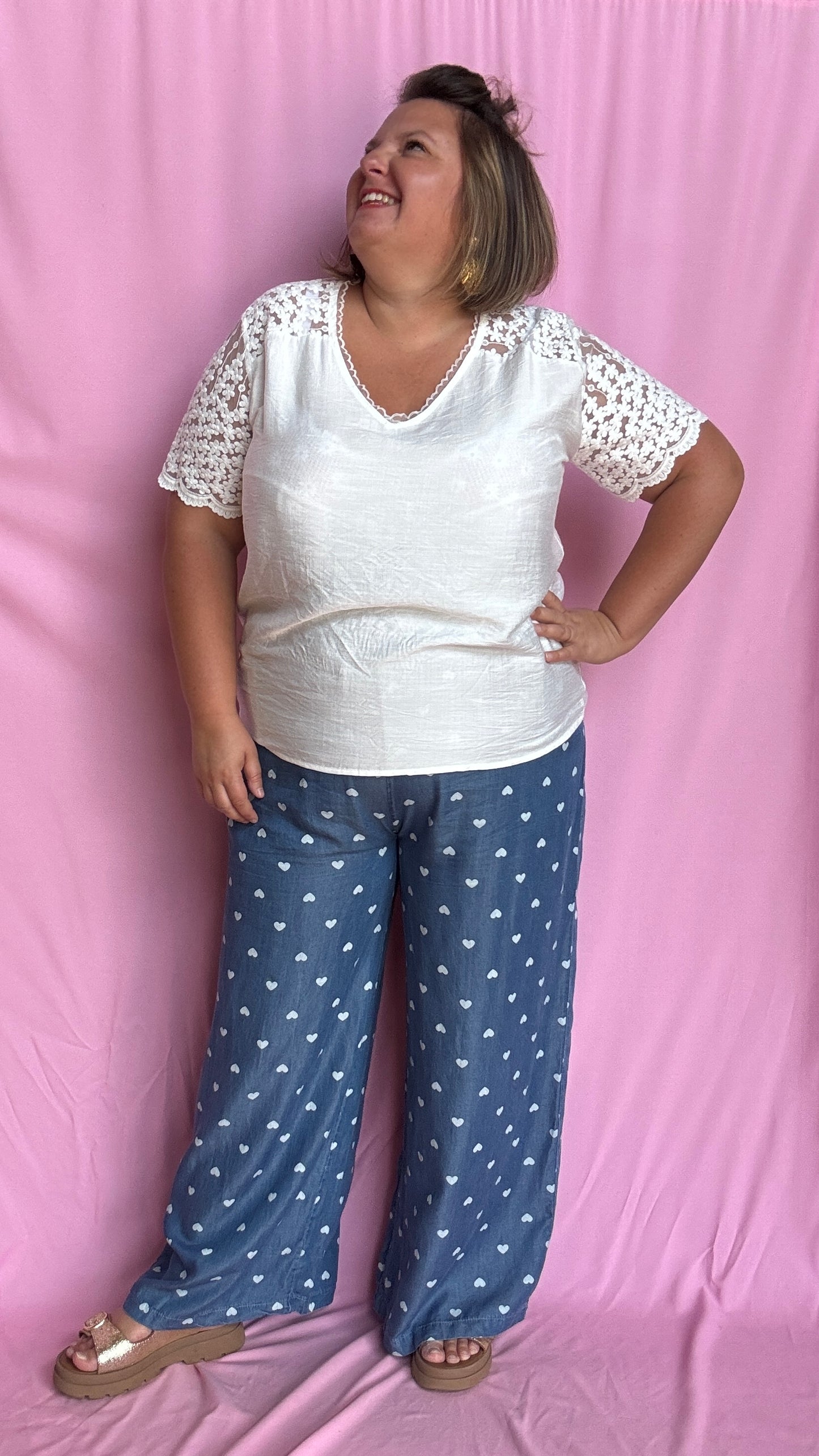 Un top grande taille blanc à la fois élégant, original et facile à porter avec broderie en transparence bras et dos.