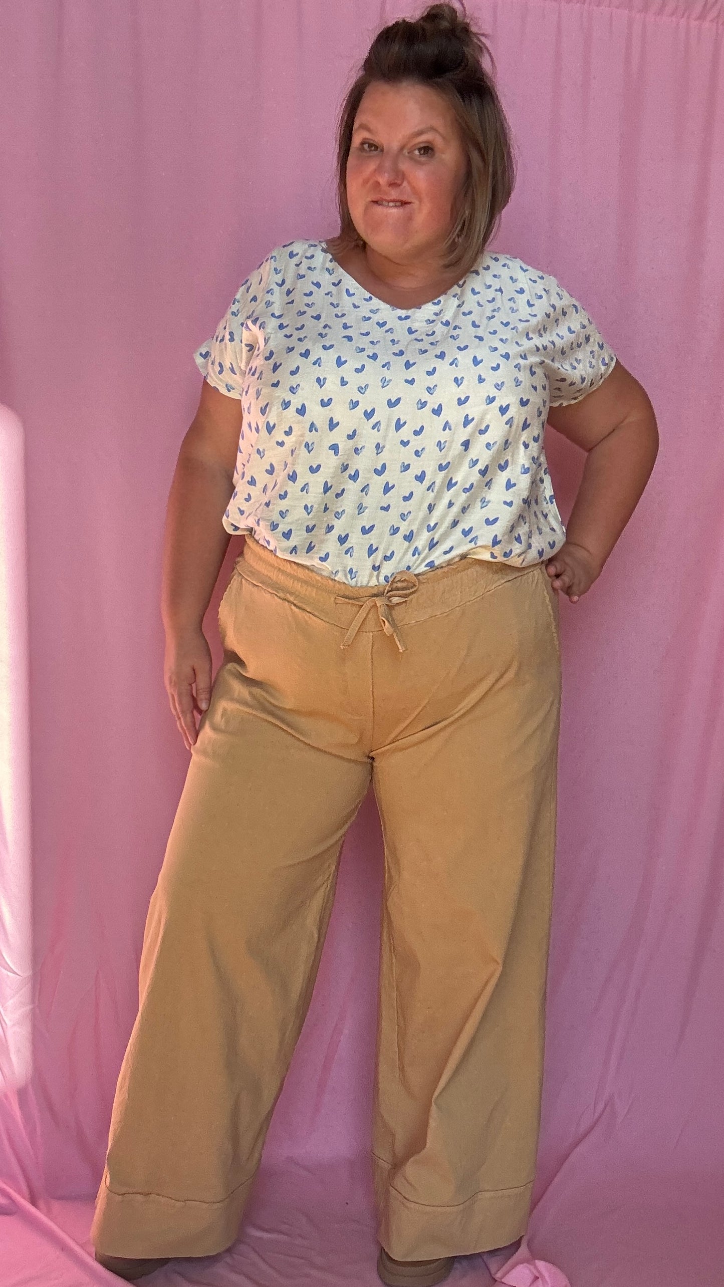Un top grande taille adorable et romantique beige avec coeurs bleu et noeud dans le dos