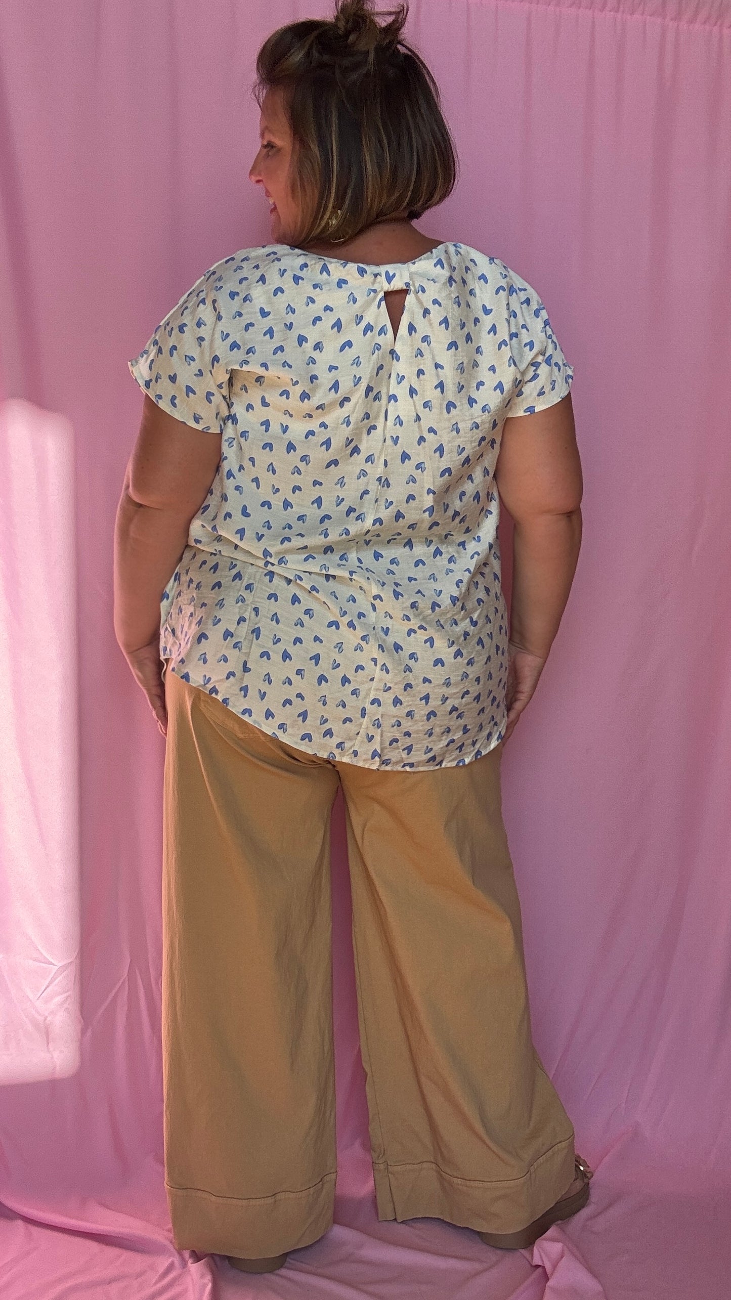 Un top grande taille adorable et romantique beige avec coeurs bleu et noeud dans le dos