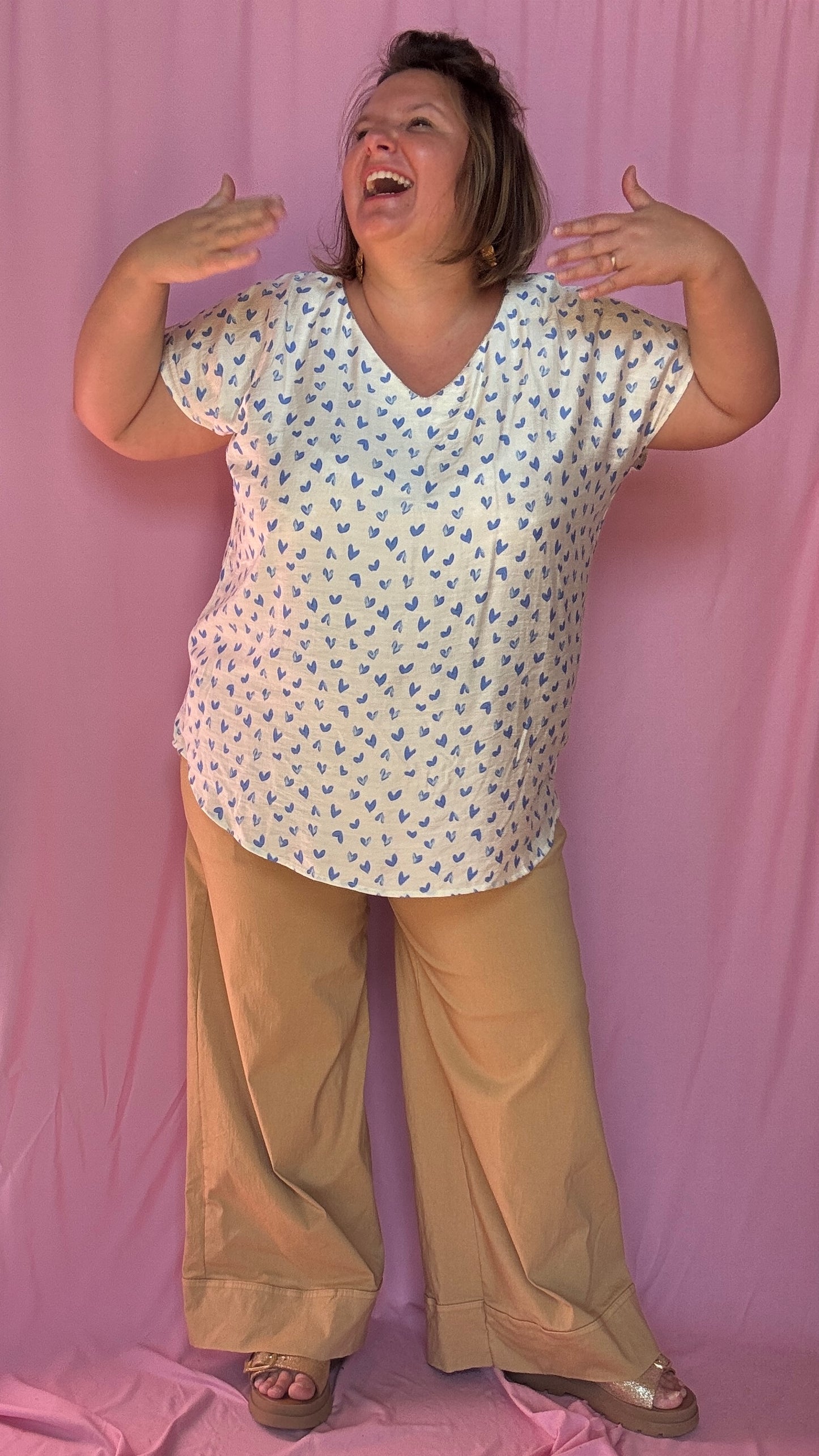 Un top grande taille adorable et romantique beige avec coeurs bleu et noeud dans le dos