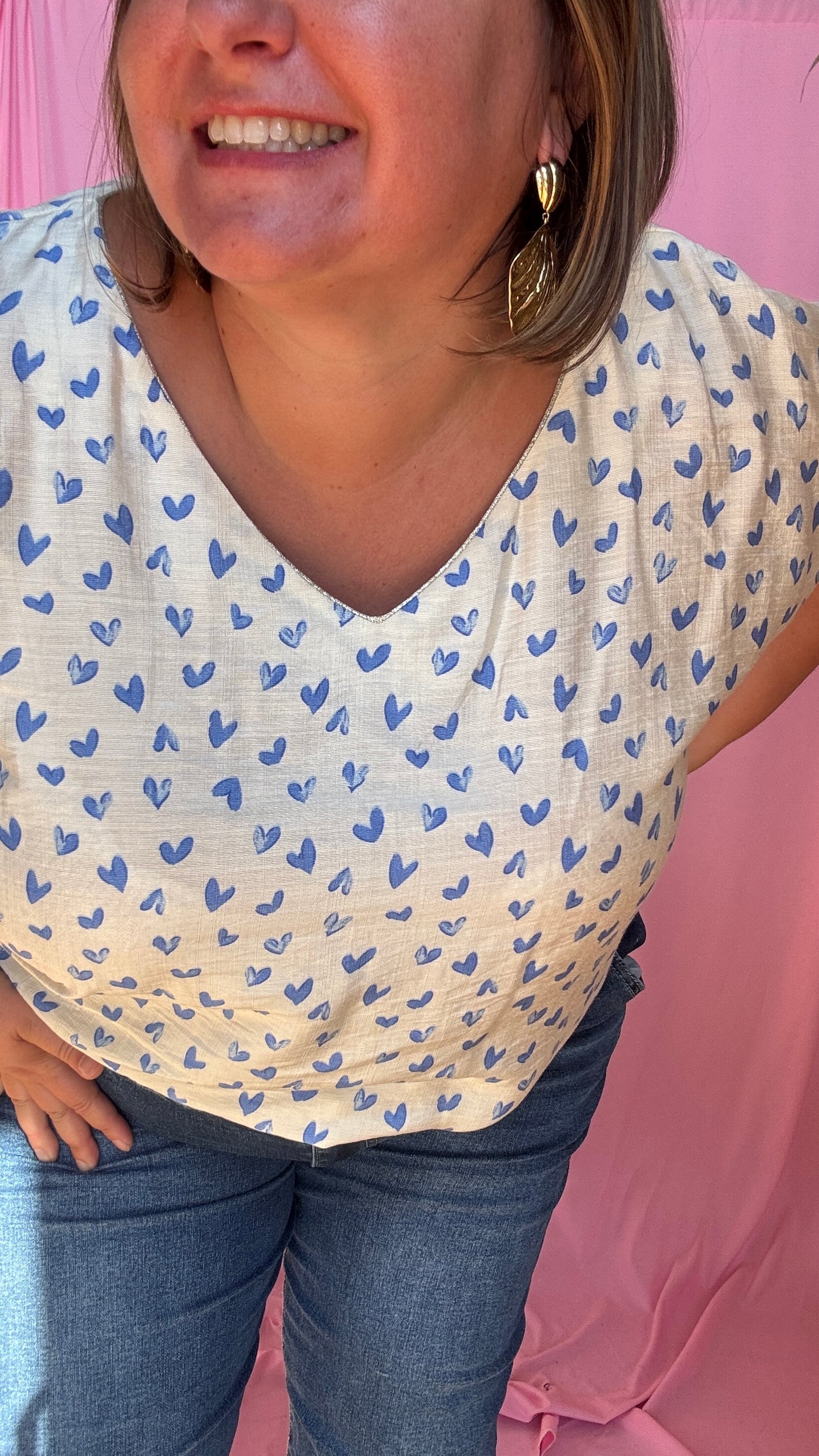 Un top grande taille adorable et romantique beige avec coeurs bleu et noeud dans le dos