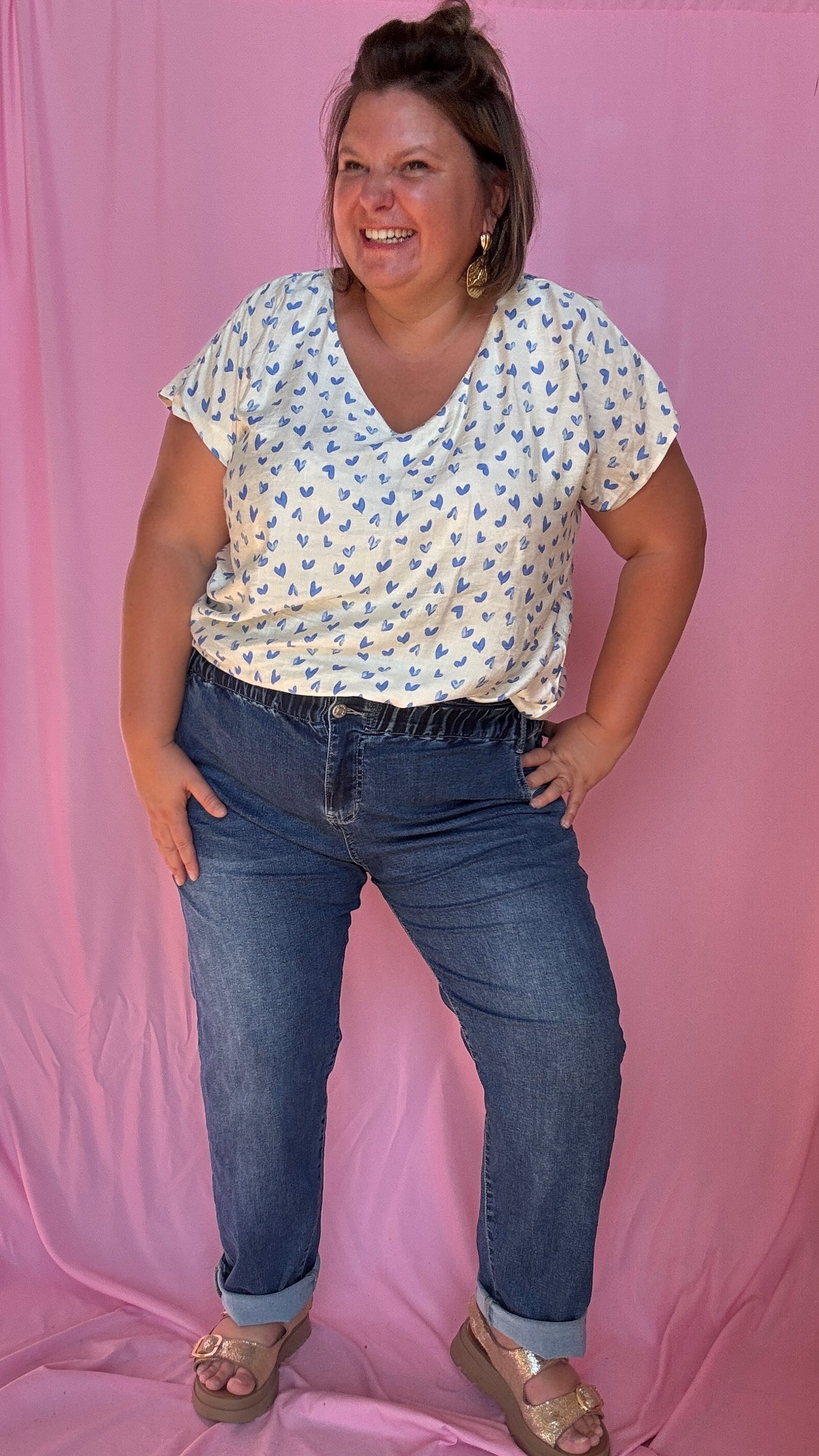 Un top grande taille adorable et romantique beige avec coeurs bleu et noeud dans le dos