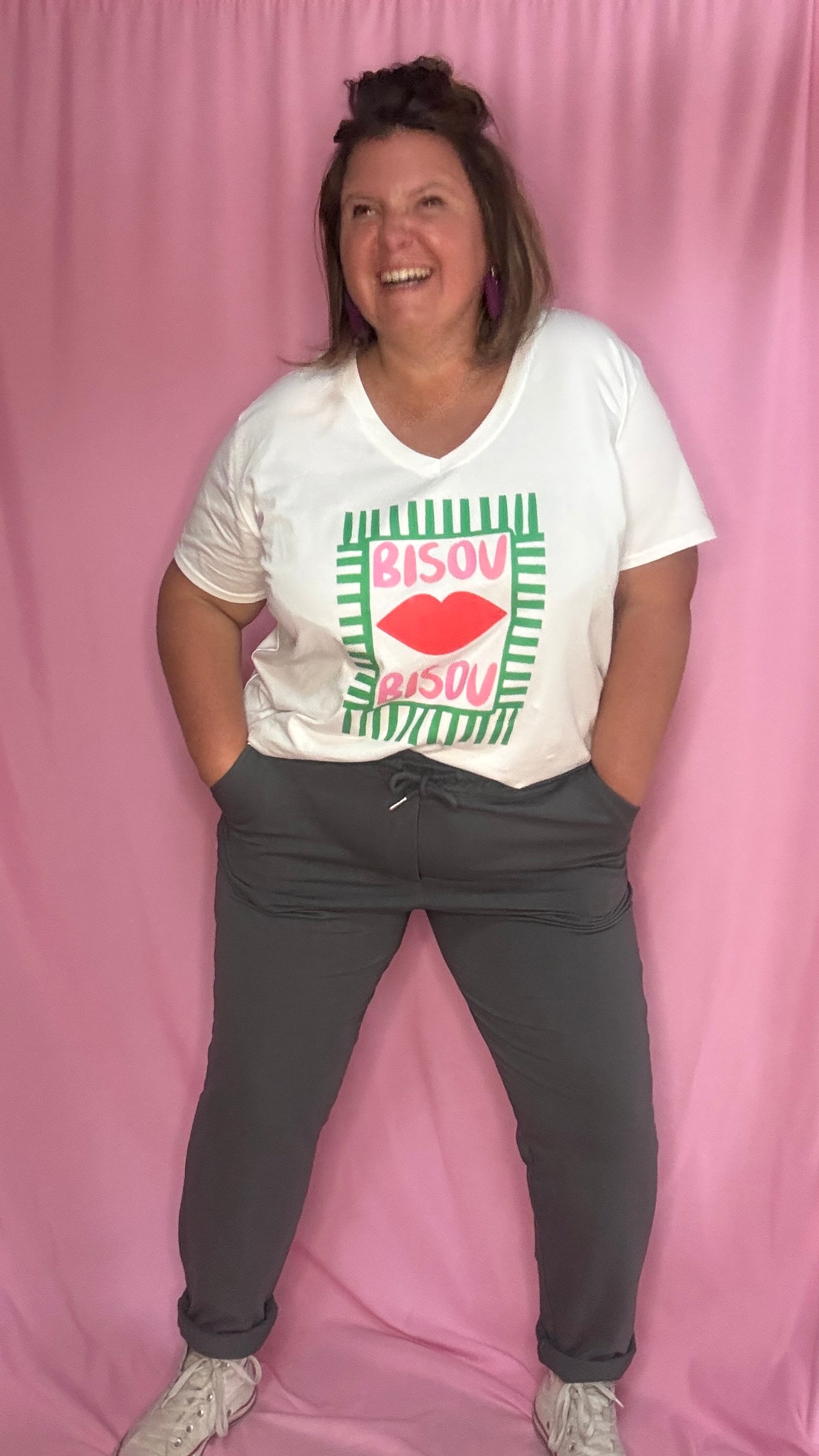 Un tee-shirt grande taille aussi fun que stylé, avec son motif Bisous bisous en rouge, rose et vert, qui apporte une touche pop et pleine d’amour à tes looks du quotidien.