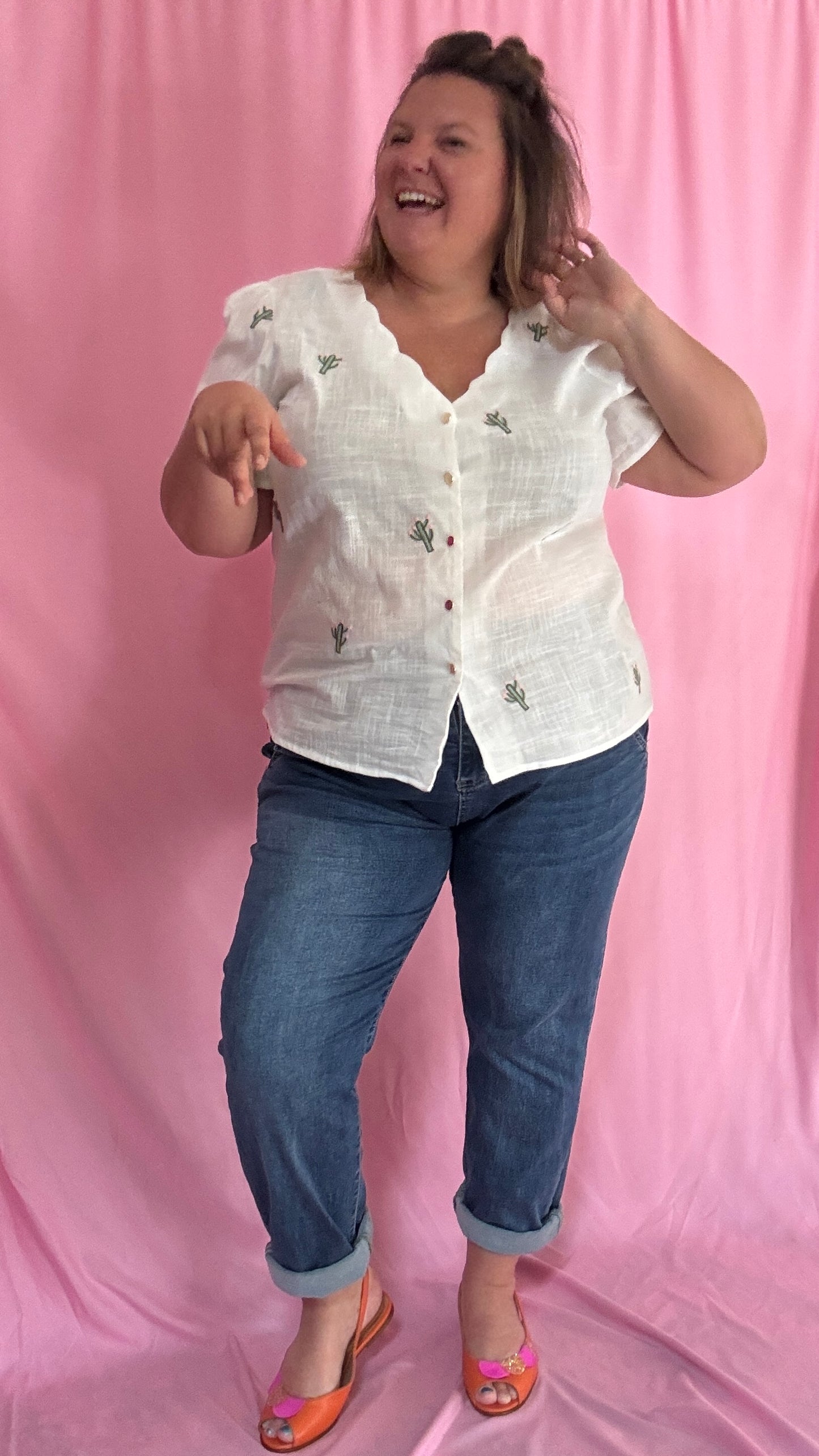 Craquez pour ce top grande taille en coton blanc orné de motifs cactus verts et roses, une pièce pleine de fraîcheur et de bonne humeur