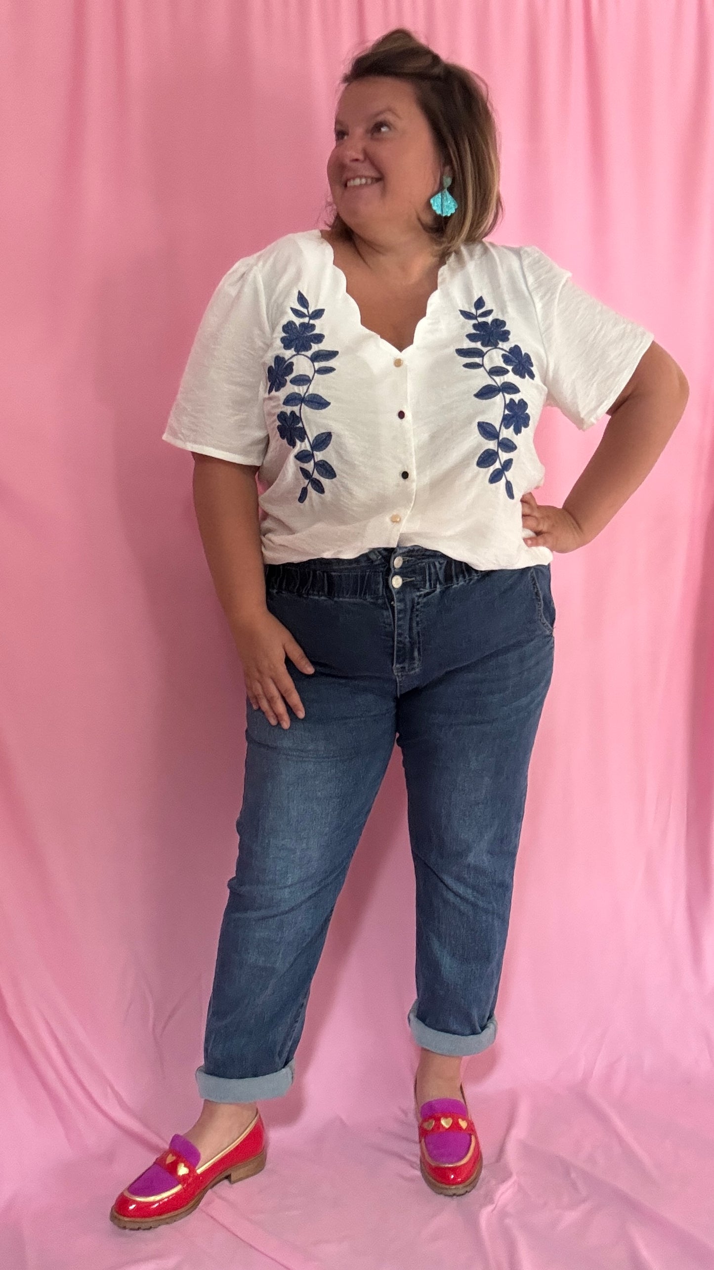 Un basique revisité avec raffinement ! Ce top grande taille en coton blanc séduit par son détail broderie bleu sur le devant, à la fois délicat et original.