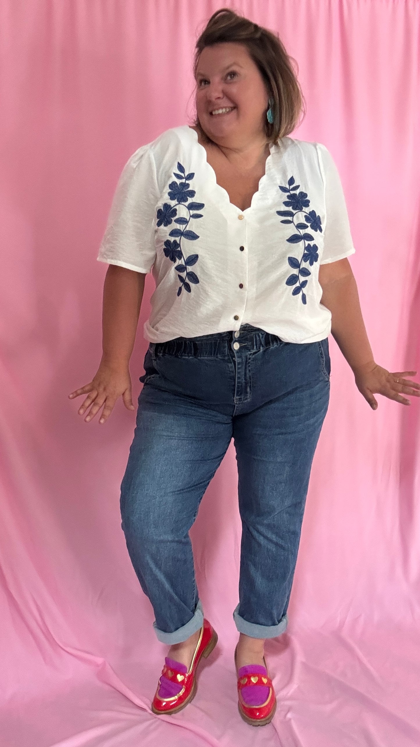 Un basique revisité avec raffinement ! Ce top grande taille en coton blanc séduit par son détail broderie bleu sur le devant, à la fois délicat et original.