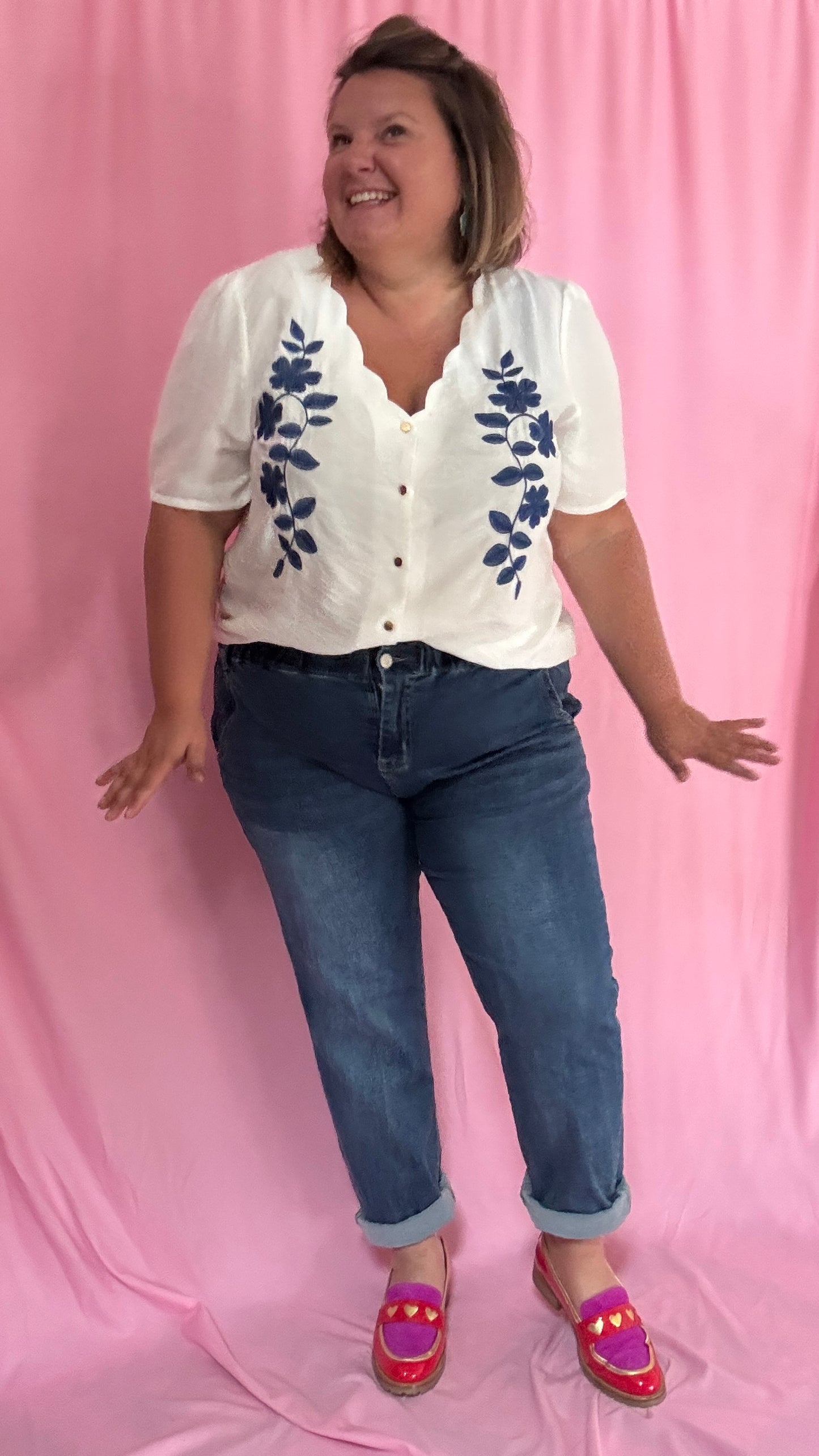 Un basique revisité avec raffinement ! Ce top grande taille en coton blanc séduit par son détail broderie bleu sur le devant, à la fois délicat et original.