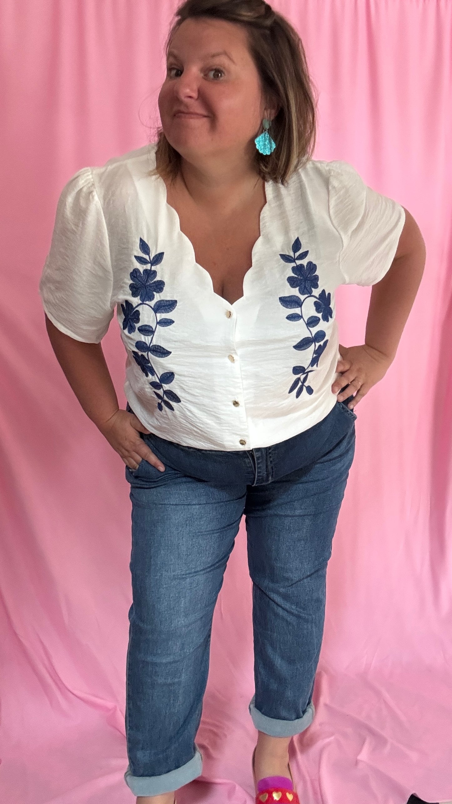Un basique revisité avec raffinement ! Ce top grande taille en coton blanc séduit par son détail broderie bleu sur le devant, à la fois délicat et original.