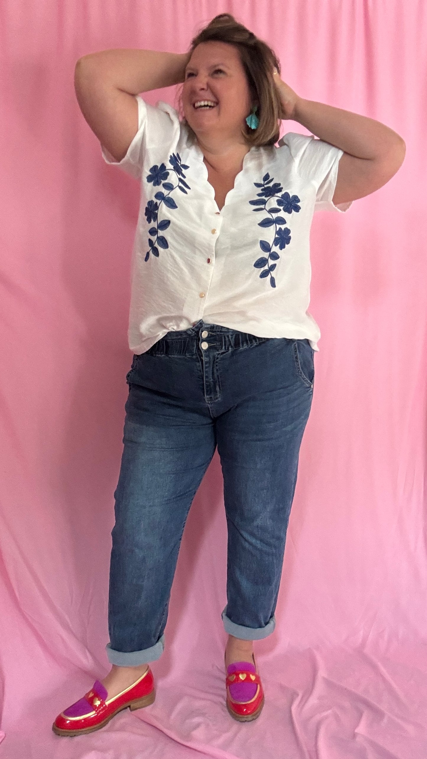 Un basique revisité avec raffinement ! Ce top grande taille en coton blanc séduit par son détail broderie bleu sur le devant, à la fois délicat et original.