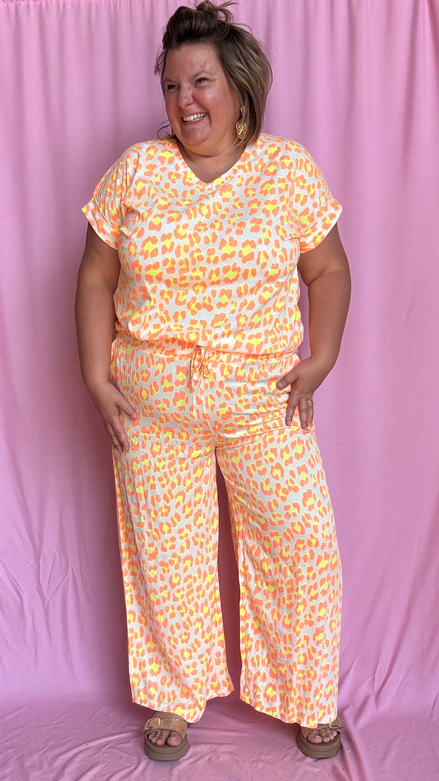 Un top grande taille audacieux,motifs léopard rose fluo et blanc fun et ultra confortable pour égayer tes journées et tes looks