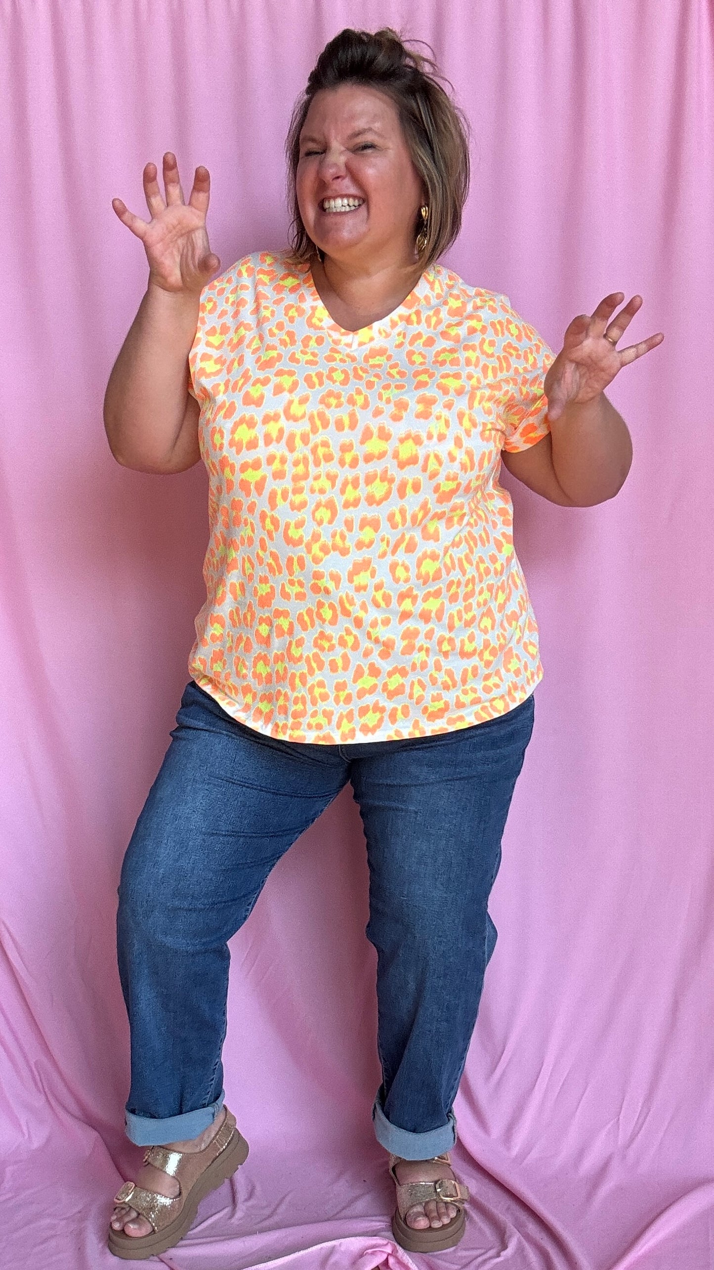 Un top grande taille audacieux,motifs léopard orange fluo et blanc fun et ultra confortable pour égayer tes journées et tes looks