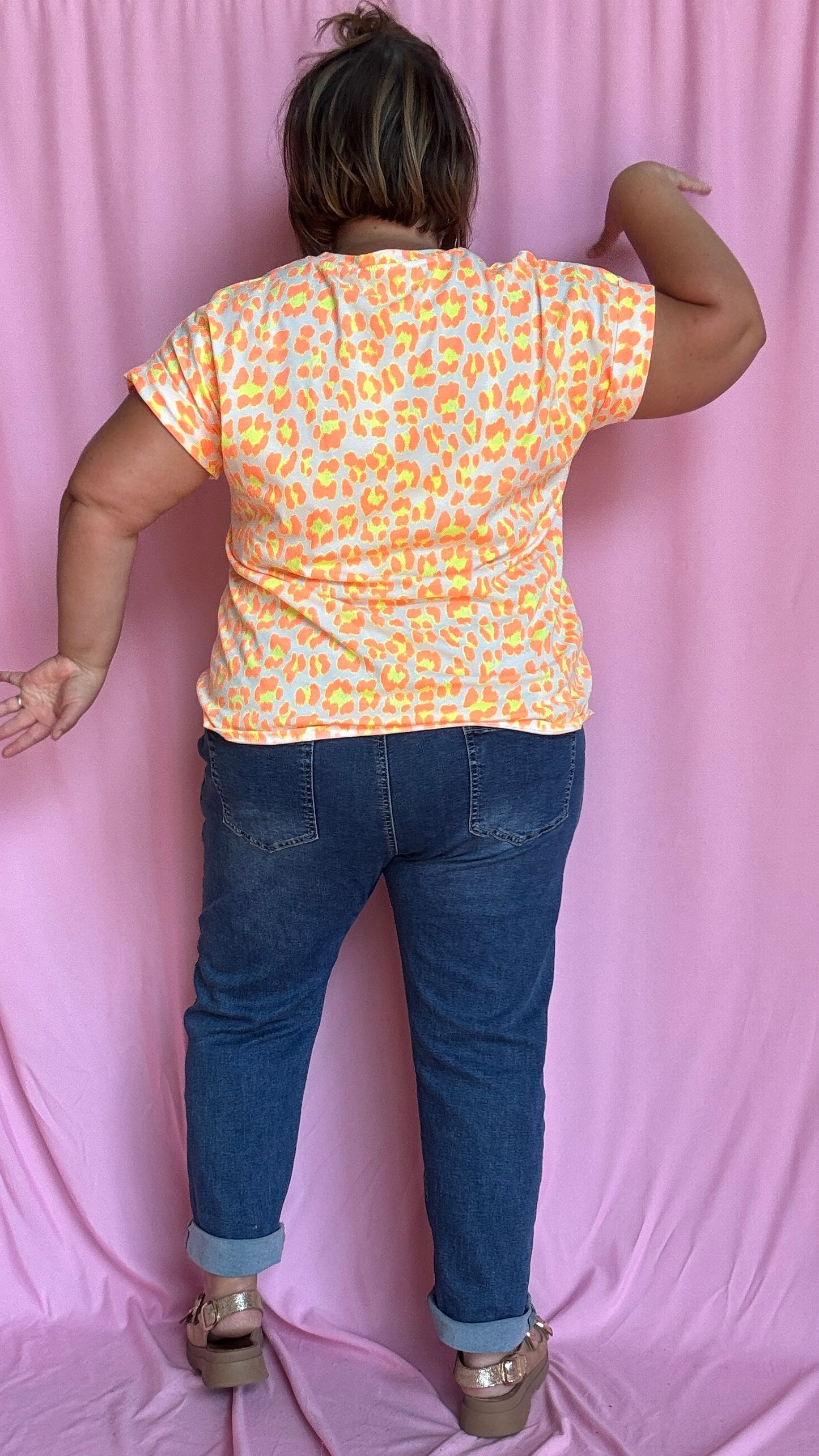 Un top grande taille audacieux,motifs léopard orange fluo et blanc fun et ultra confortable pour égayer tes journées et tes looks