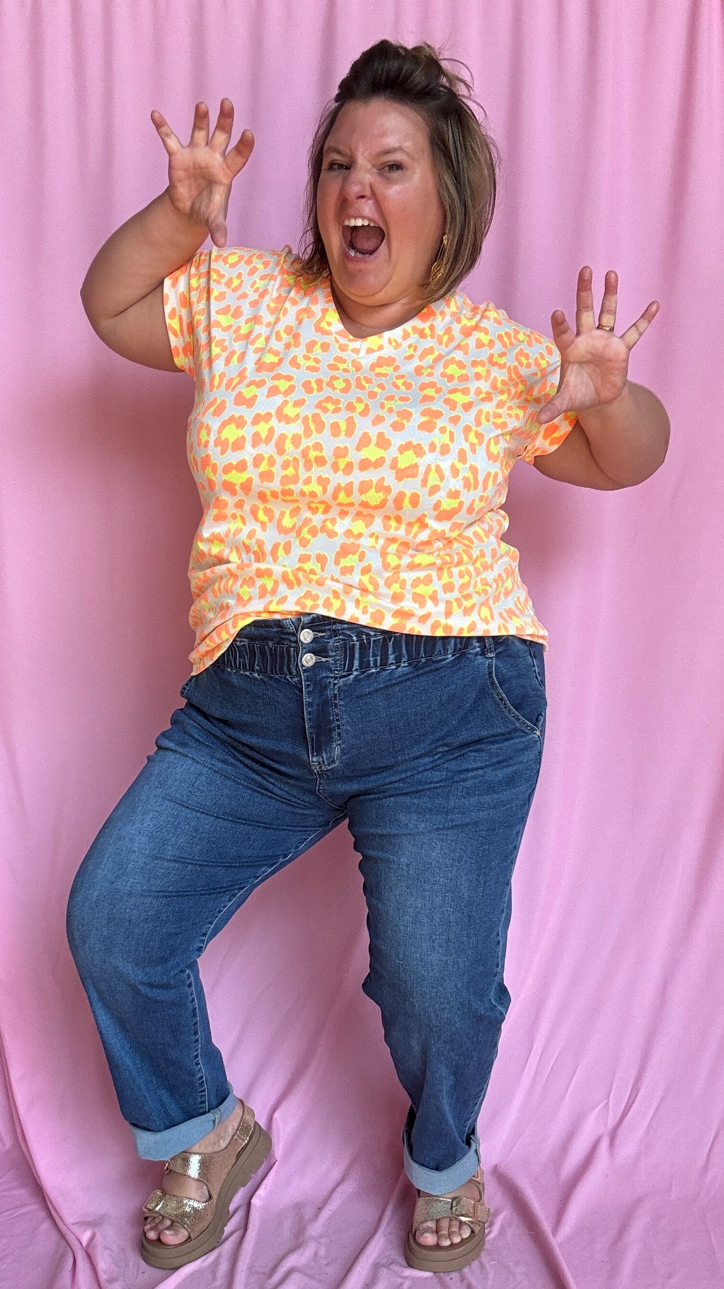 Un top grande taille audacieux,motifs léopard orange fluo et blanc fun et ultra confortable pour égayer tes journées et tes looks