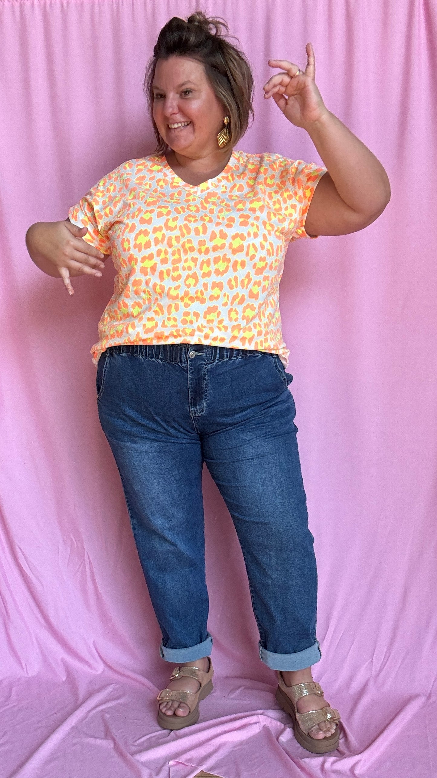 Un top grande taille audacieux,motifs léopard orange fluo et blanc fun et ultra confortable pour égayer tes journées et tes looks