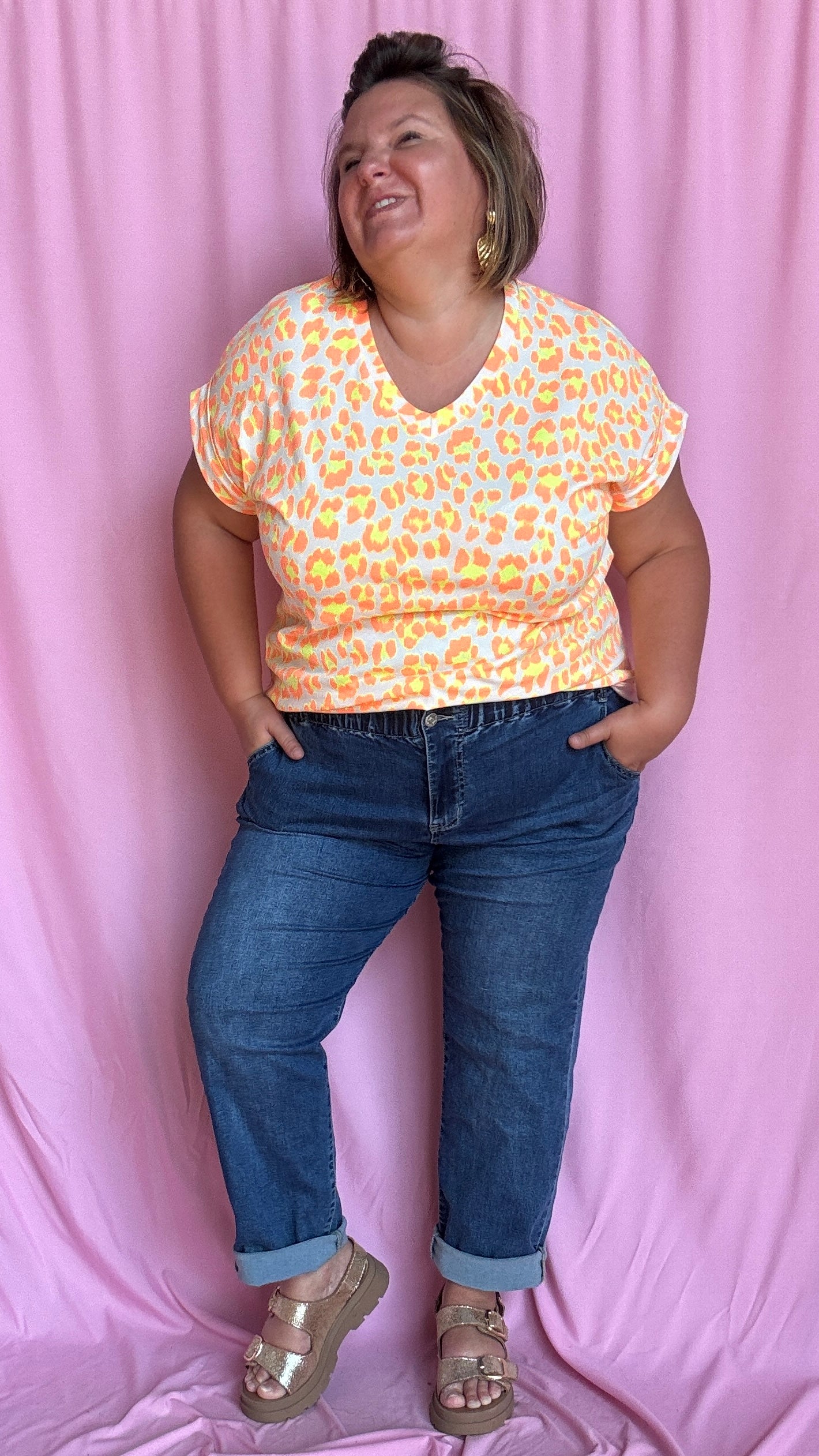 Un top grande taille audacieux,motifs léopard orange fluo et blanc fun et ultra confortable pour égayer tes journées et tes looks