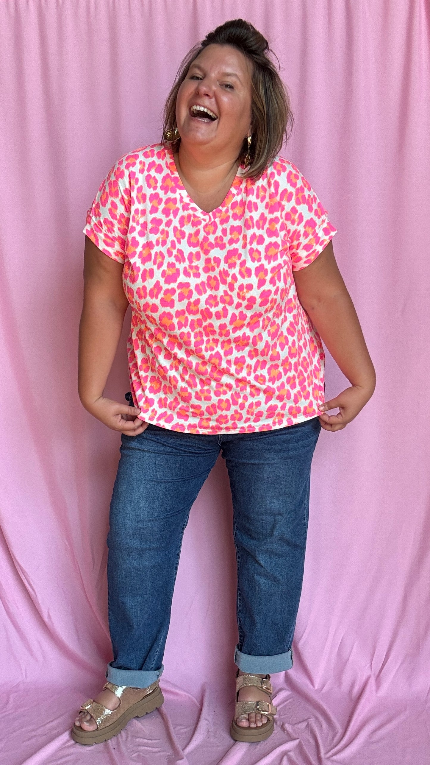 Un top grande taille audacieux,motifs léopard rose fluo et blanc fun et ultra confortable pour égayer tes journées et tes looks