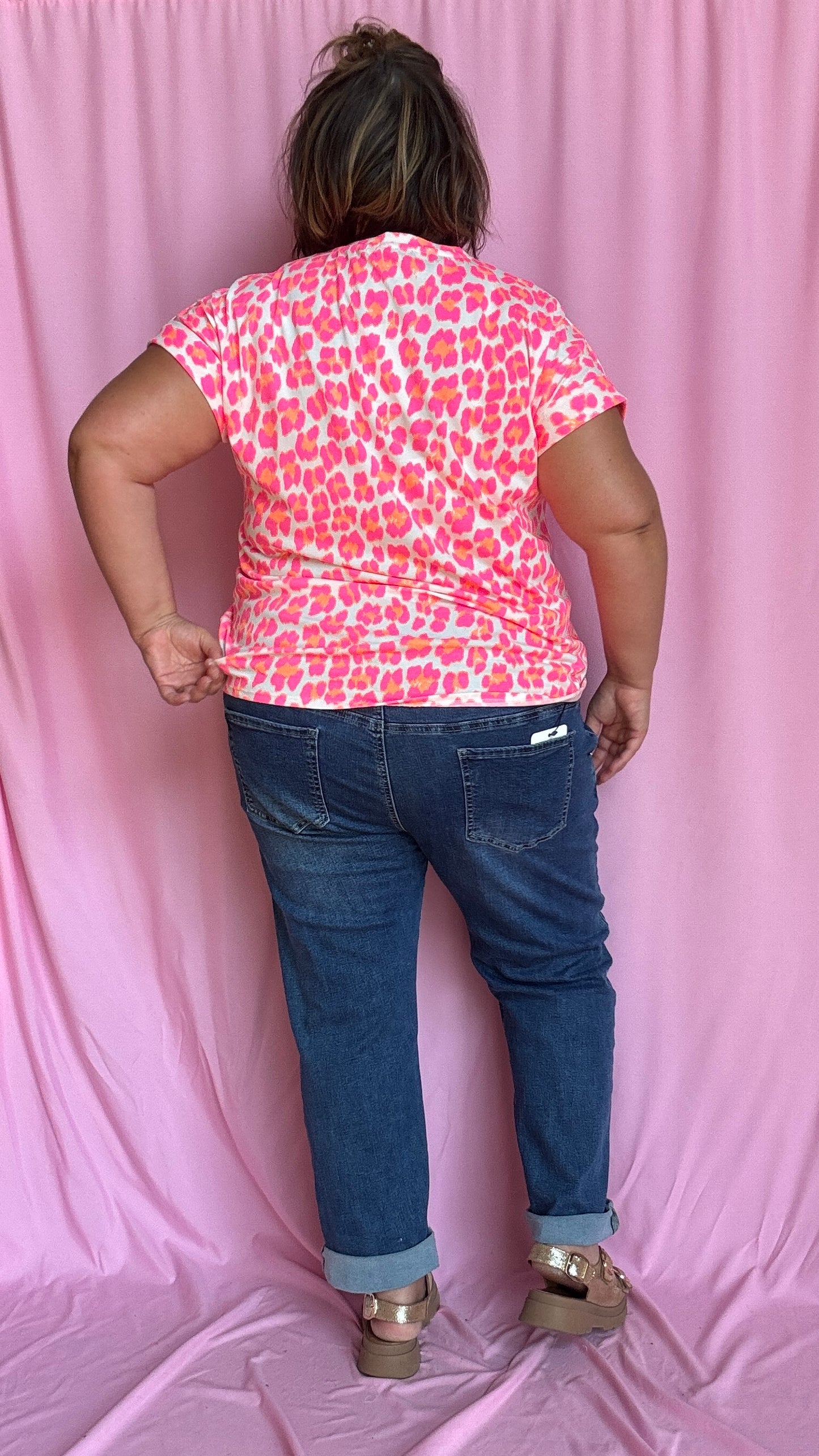 Un top grande taille audacieux,motifs léopard rose fluo et blanc fun et ultra confortable pour égayer tes journées et tes looks