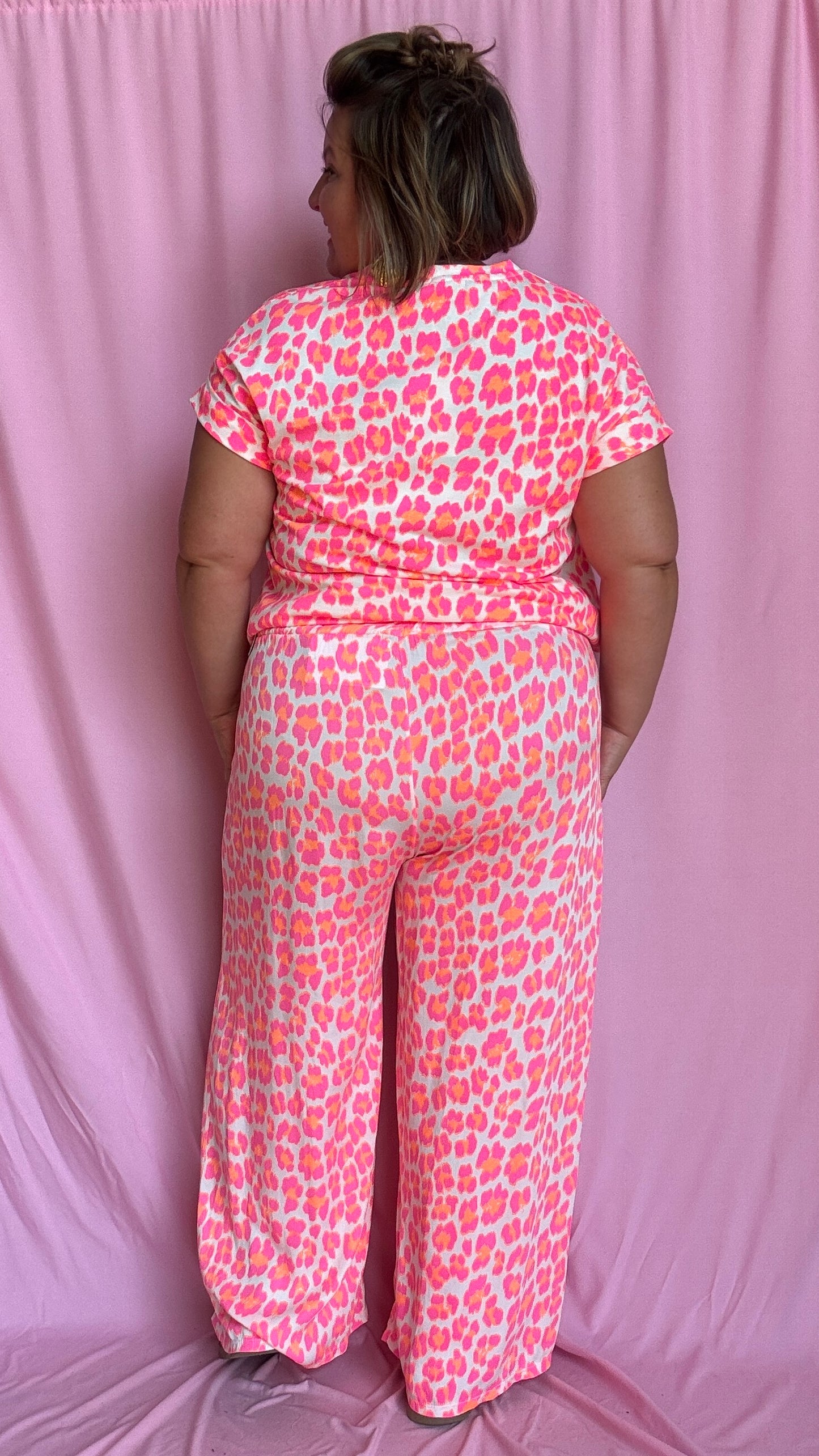 Un top grande taille audacieux,motifs léopard rose fluo et blanc fun et ultra confortable pour égayer tes journées et tes looks